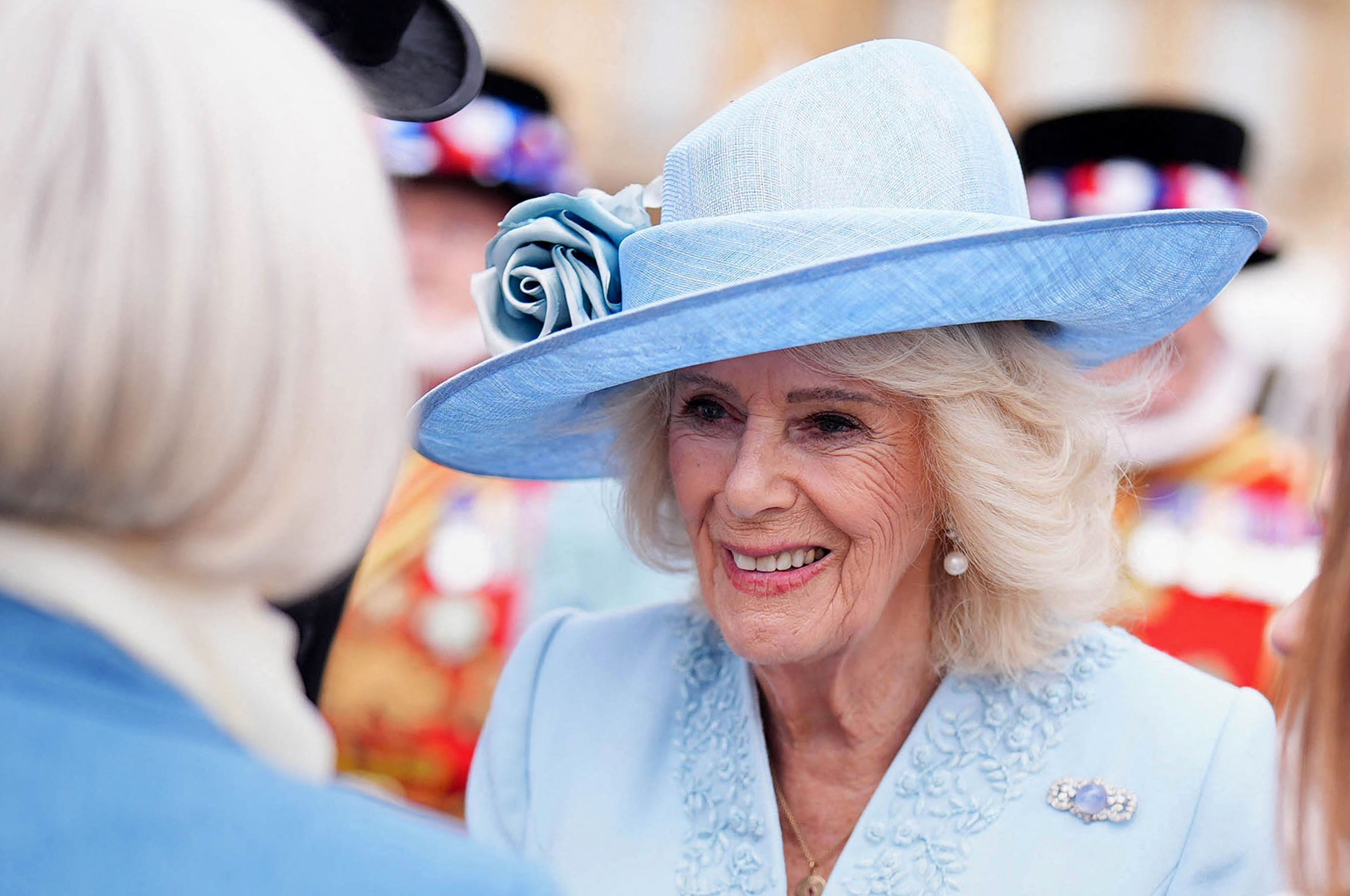 Königin Camilla überzeugte in einem pastellblauen Kleid von Fiona Clare.