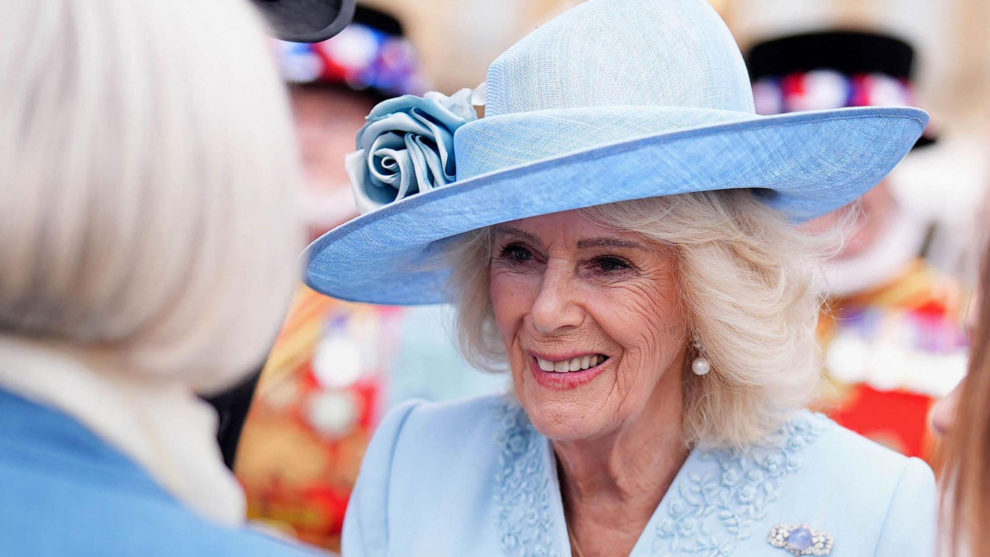 Königin Camilla überzeugte in einem pastellblauen Kleid von Fiona Clare.
