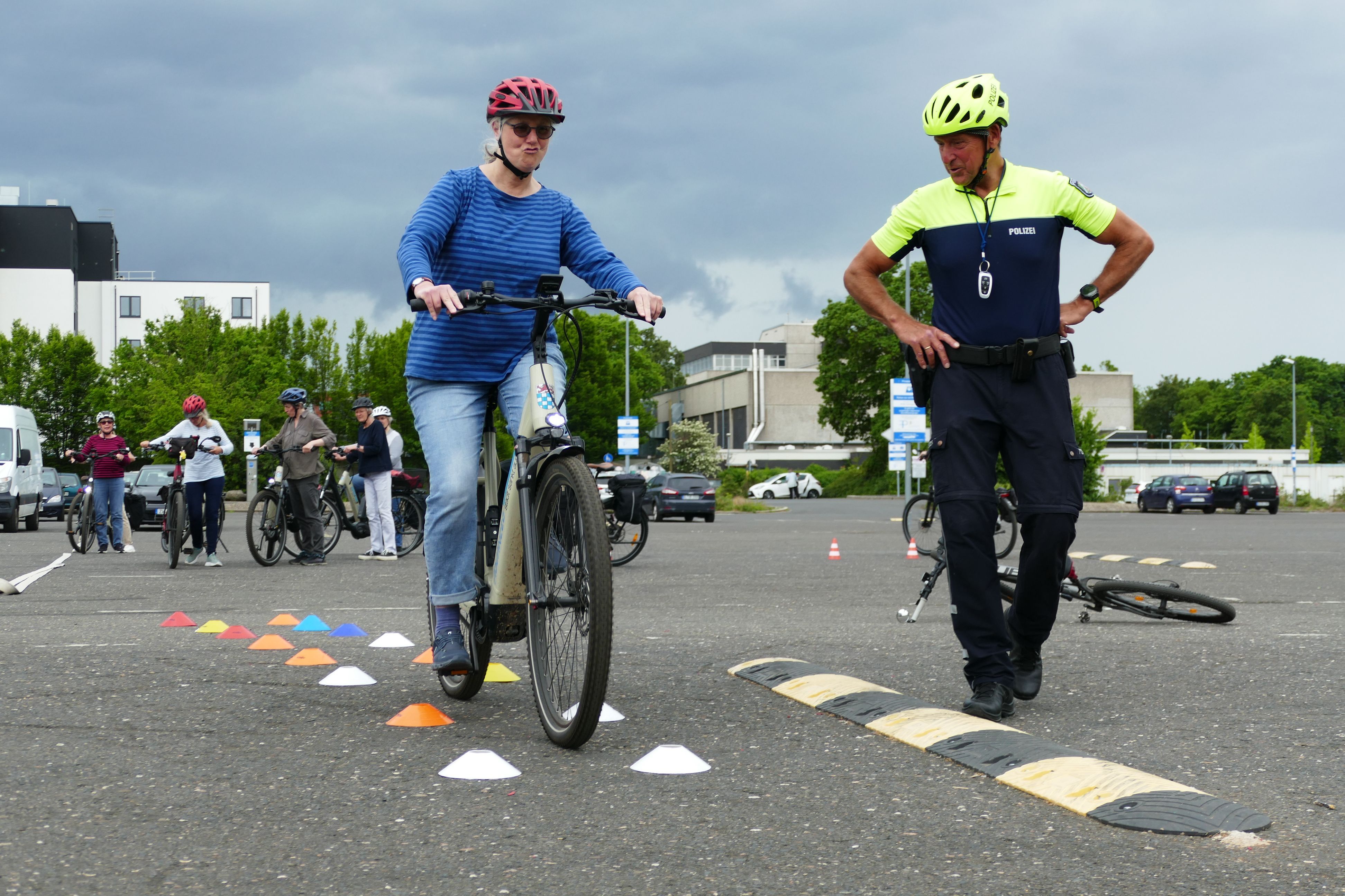 Auf dem Parkplatz der Hochschule Bonn-Rhein-Sieg schult Michael Jakob von der Verkehrsunfallprävention der Polizei Menschen ab 55 im Umgang mit dem Pedelec.
