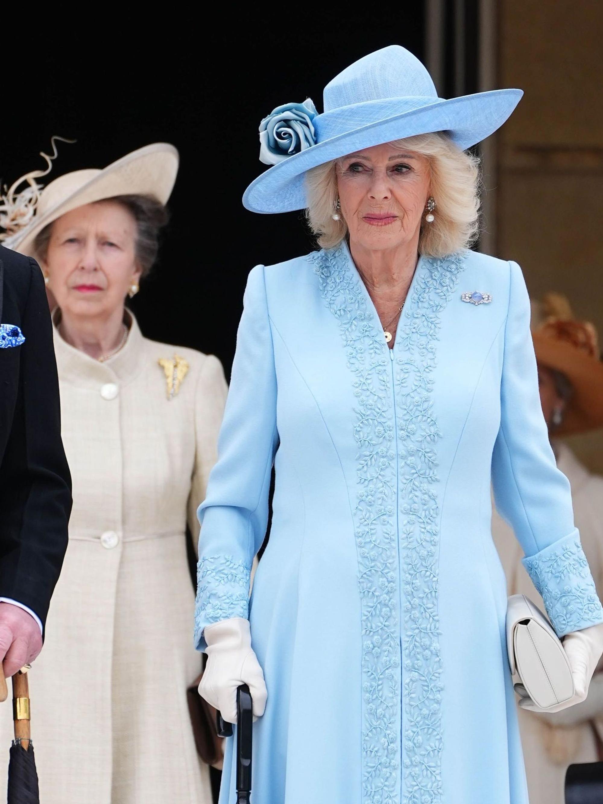 Prinzessin Anne und Königin Camilla vor dem Beginn der jährlichen Gartenparty im Buckingham Palace.