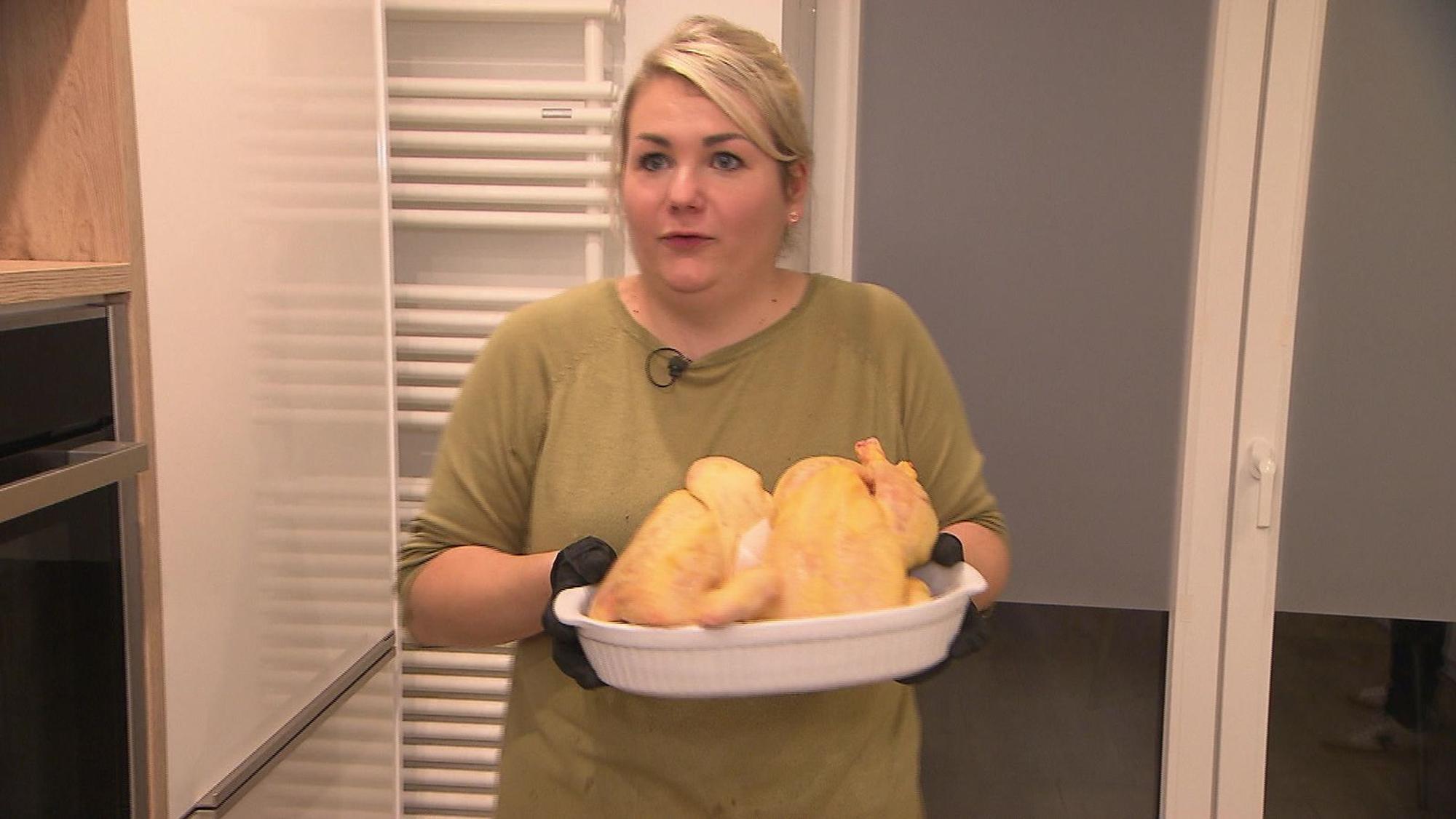 Das Maishähnchen findet Diana für ihr Coq au vin saftiger als ein herkömmliches Landhähnchen.
(Bild: RTL)
