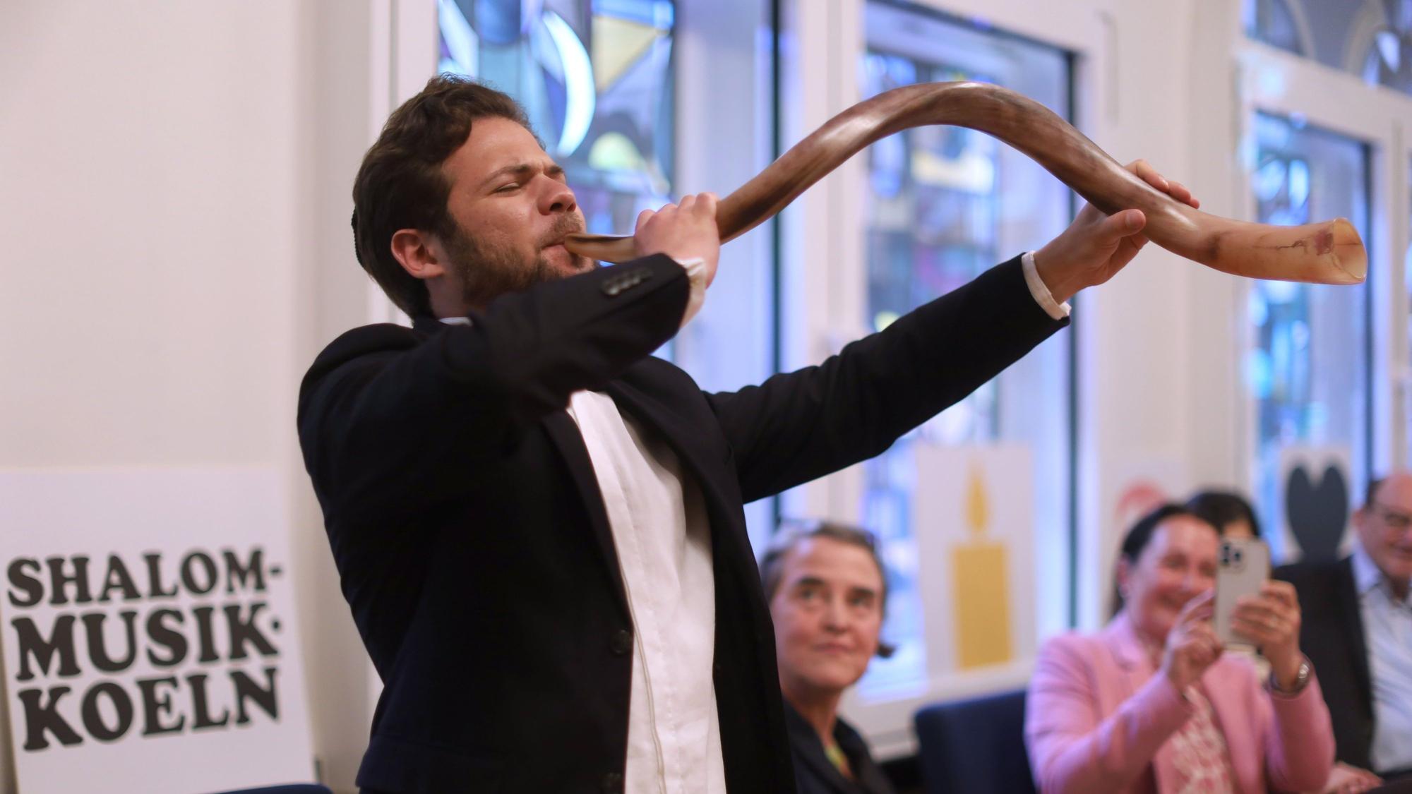 Bar Zemach bläst auf einem Schofar, dem Horn einer Antilope.