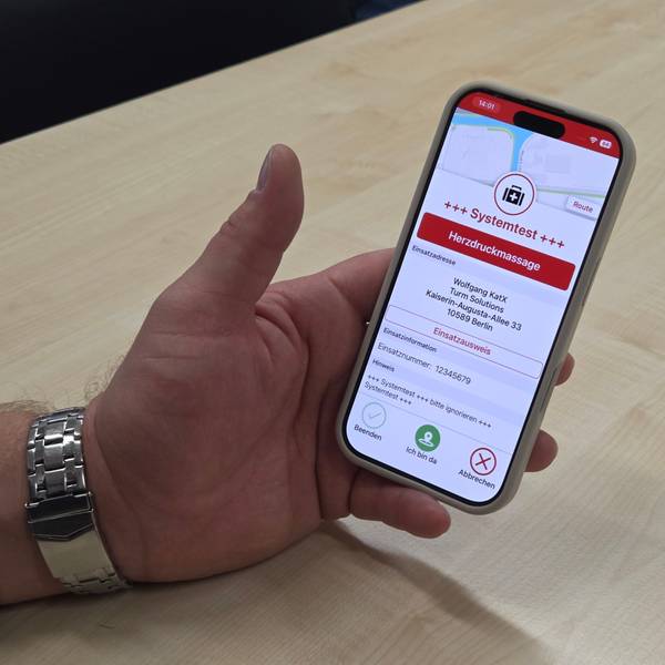 Die „KatRetter“-App soll helfen, die Zeit zwischen einem Notfall wie Herzstillstand und dem Eintreffen des Rettungsdienstes zu überbrücken, indem registrierte freiwillige Helferinnen und Helfer, die sich in der Nähe befinden, zum Einsatzort gerufen werden.