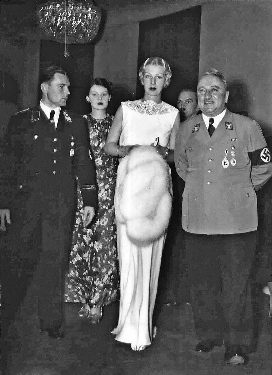 Große Gala im November 1938: Robert Ley und seine Frau im Wiener Raimundtheater.