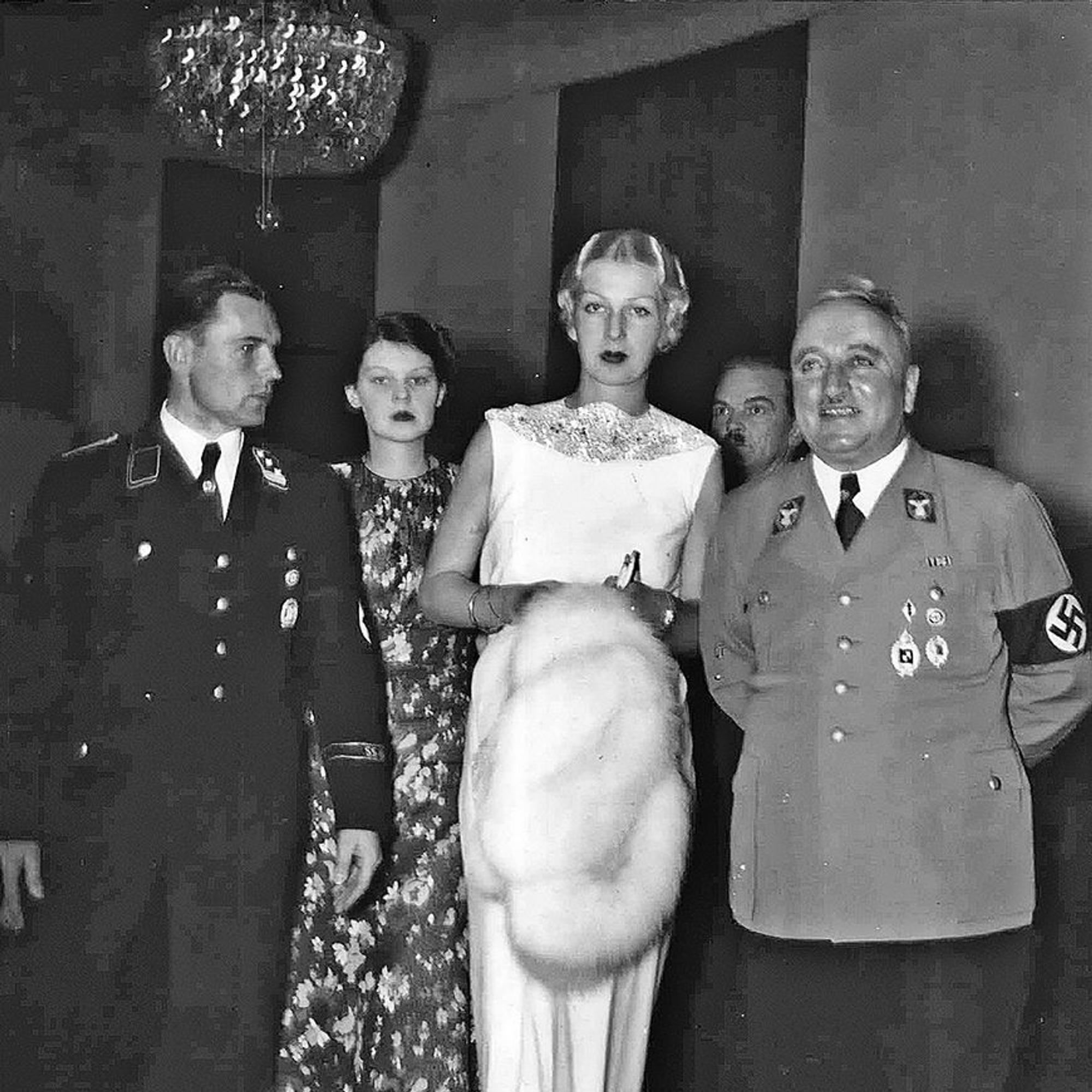Große Gala im November 1938: Robert Ley und seine Frau im Wiener Raimundtheater.