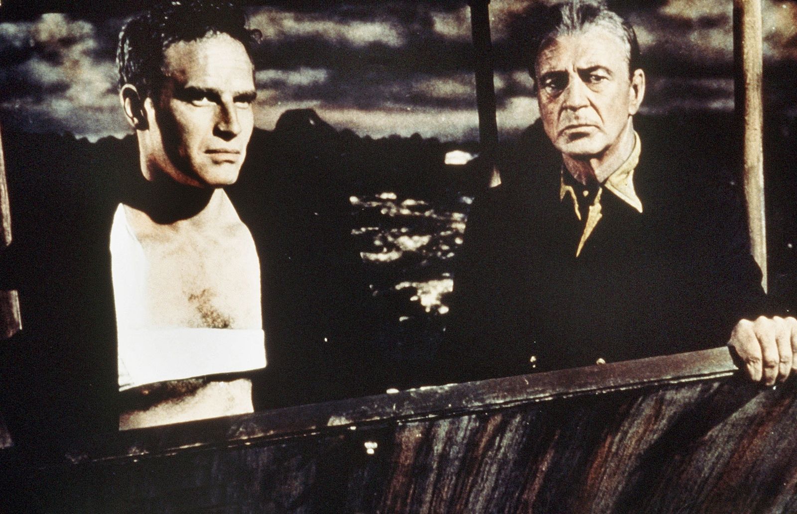 Gipfeltreffen zweier Superstars auf hoher See: Im Krimiabenteuer „Die den Tod nicht fürchten“ (1959) spielten Charlton Heston (links) und Gary Cooper die Hauptrollen. (Bild: ARD / Degeto)