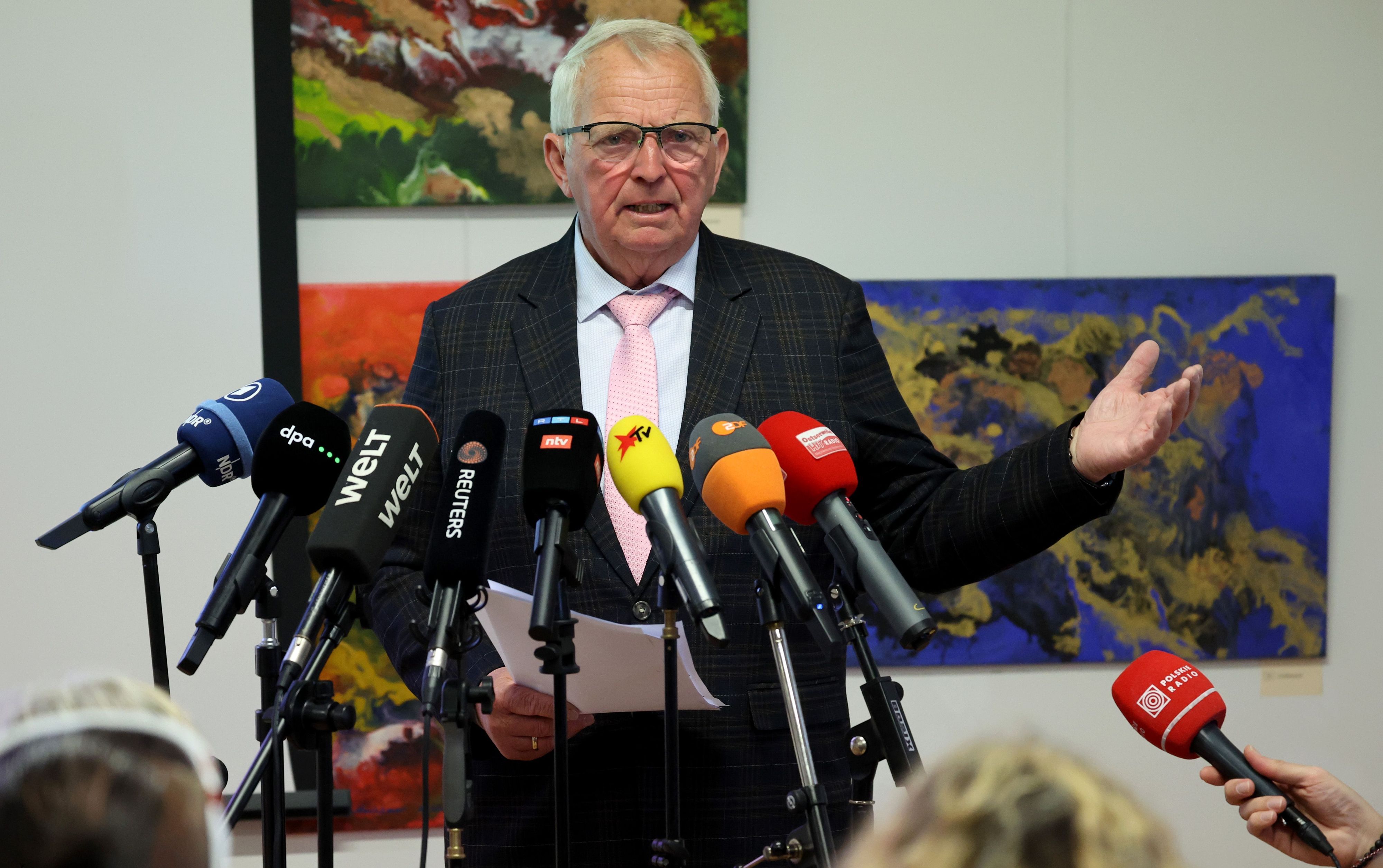 Till Backhaus (SPD), Umweltminister des Landes Mecklenburg-Vorpommern, informiert auf einer Pressekonferenz über den möglichen weiteren Ablauf der Rettungsaktion für den gestrandeten Buckelwal vor der Ostseeinsel Poel.