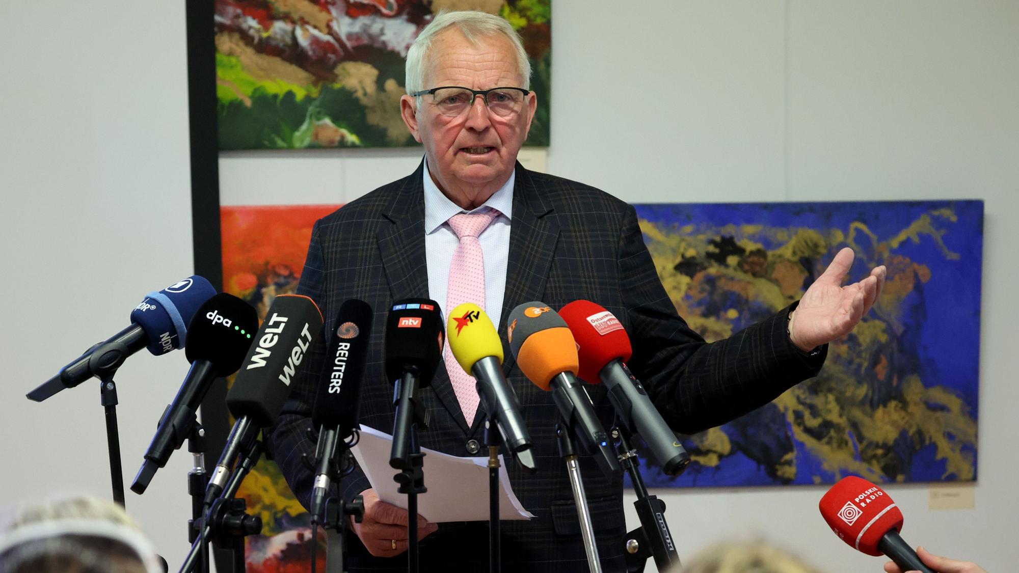 Till Backhaus (SPD), Umweltminister des Landes Mecklenburg-Vorpommern, informiert auf einer Pressekonferenz über den möglichen weiteren Ablauf der Rettungsaktion für den gestrandeten Buckelwal vor der Ostseeinsel Poel.