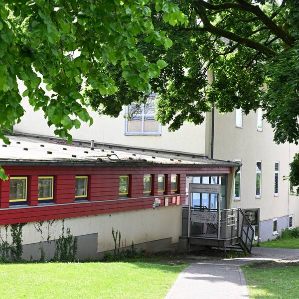 Ein einstöckiger Gebäudekomplex ist zu sehen.