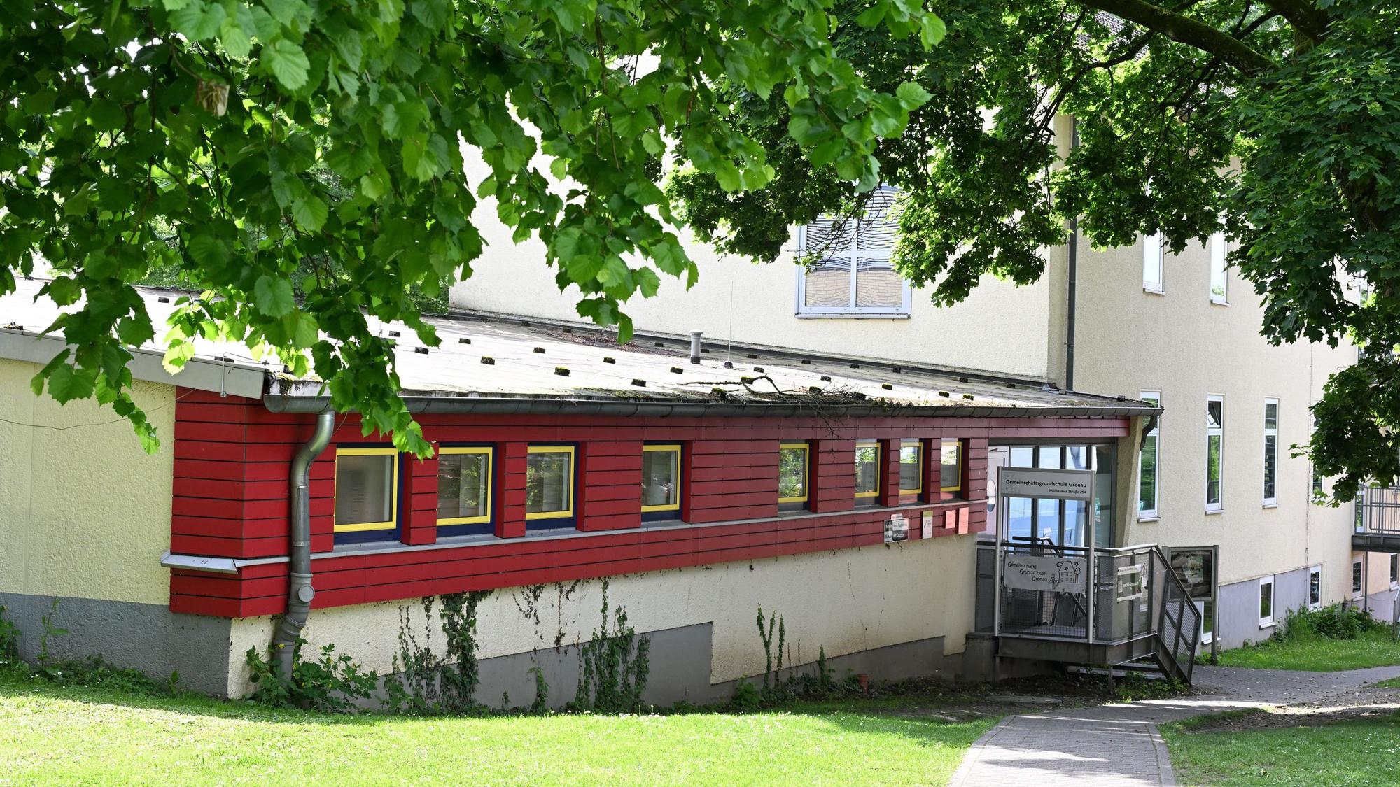 Ein einstöckiger Gebäudekomplex ist zu sehen.