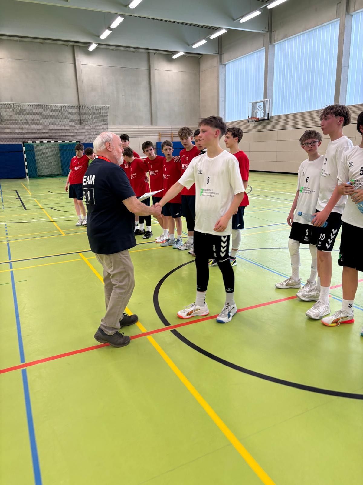 Die U16-Handballer bekommen die Urkunden für den achten Platz überreicht.