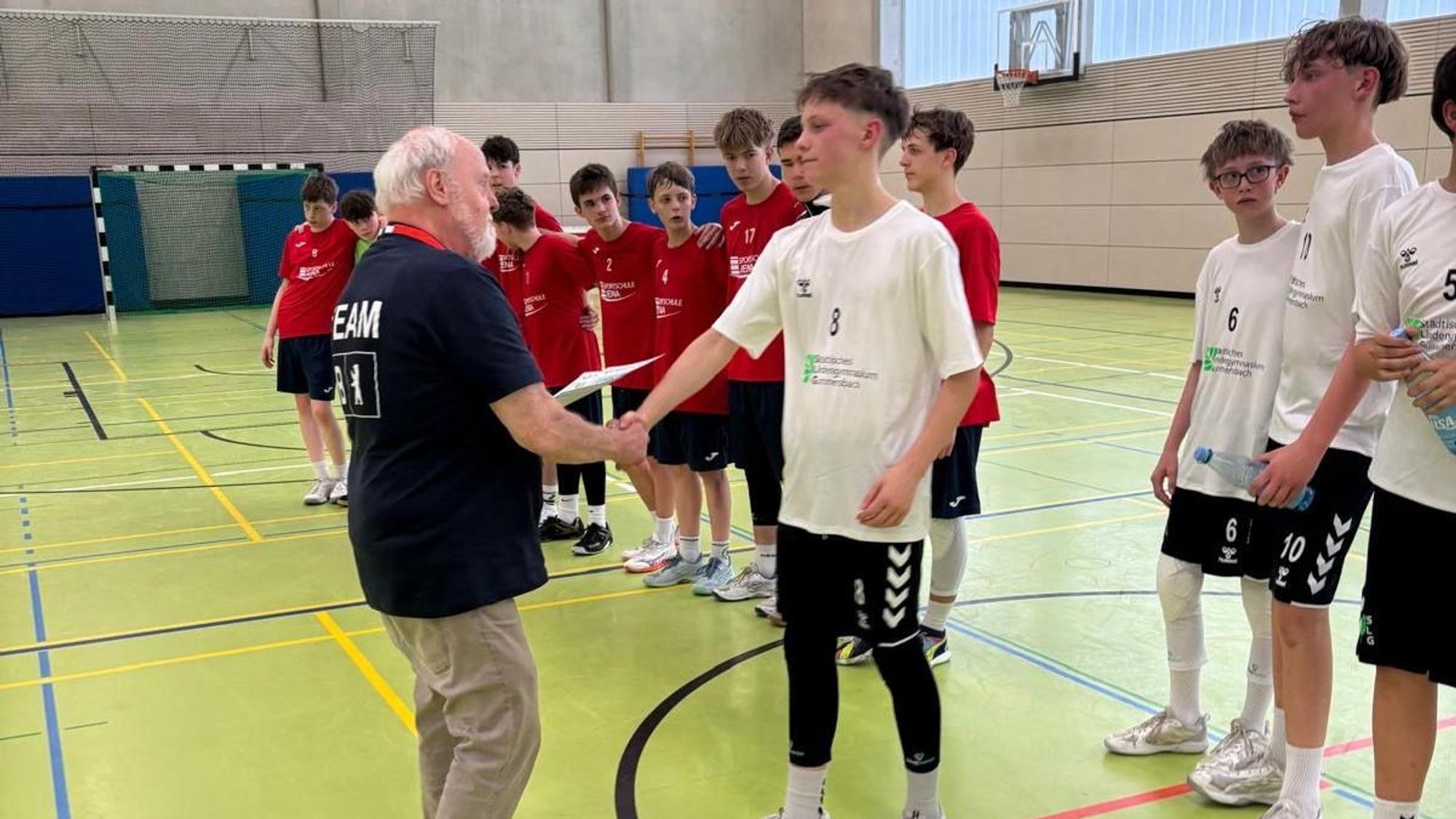 Die U16-Handballer bekommen die Urkunden für den achten Platz überreicht.