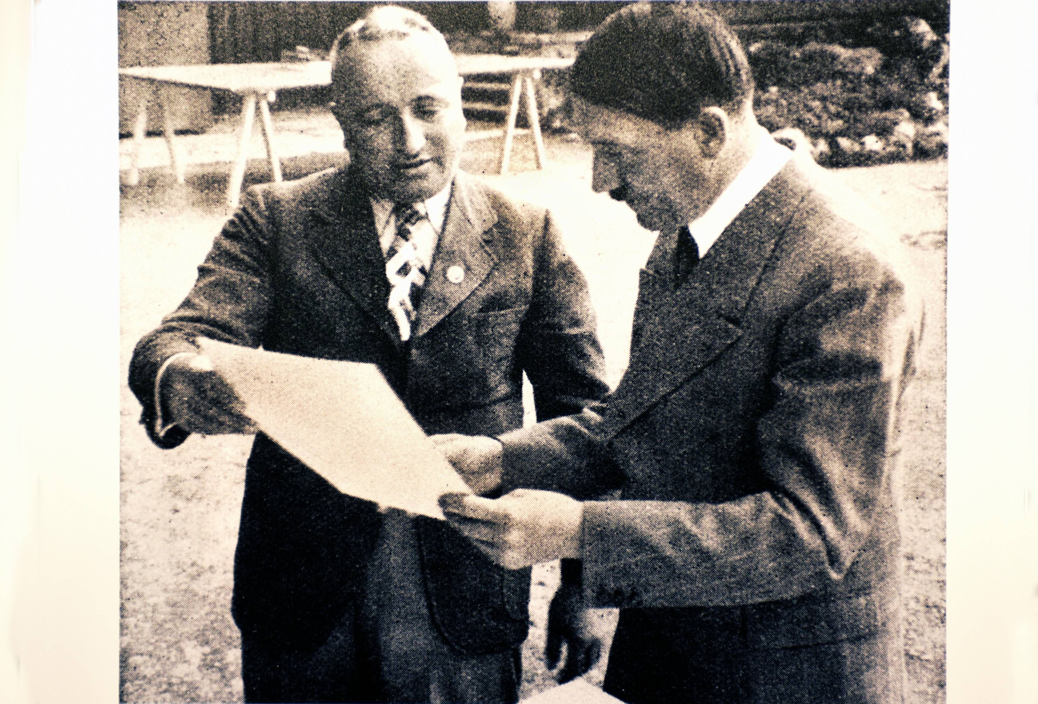 Die NS-Ordensburg Vogelsang diente der NSDAP zwischen 1936 und 1939 als Schulungsstätte für den Führungsnachwuchs: Reichsleiter Robert Ley (li) erklärt Adolf Hitler das Konzept der Kaderschmiede.