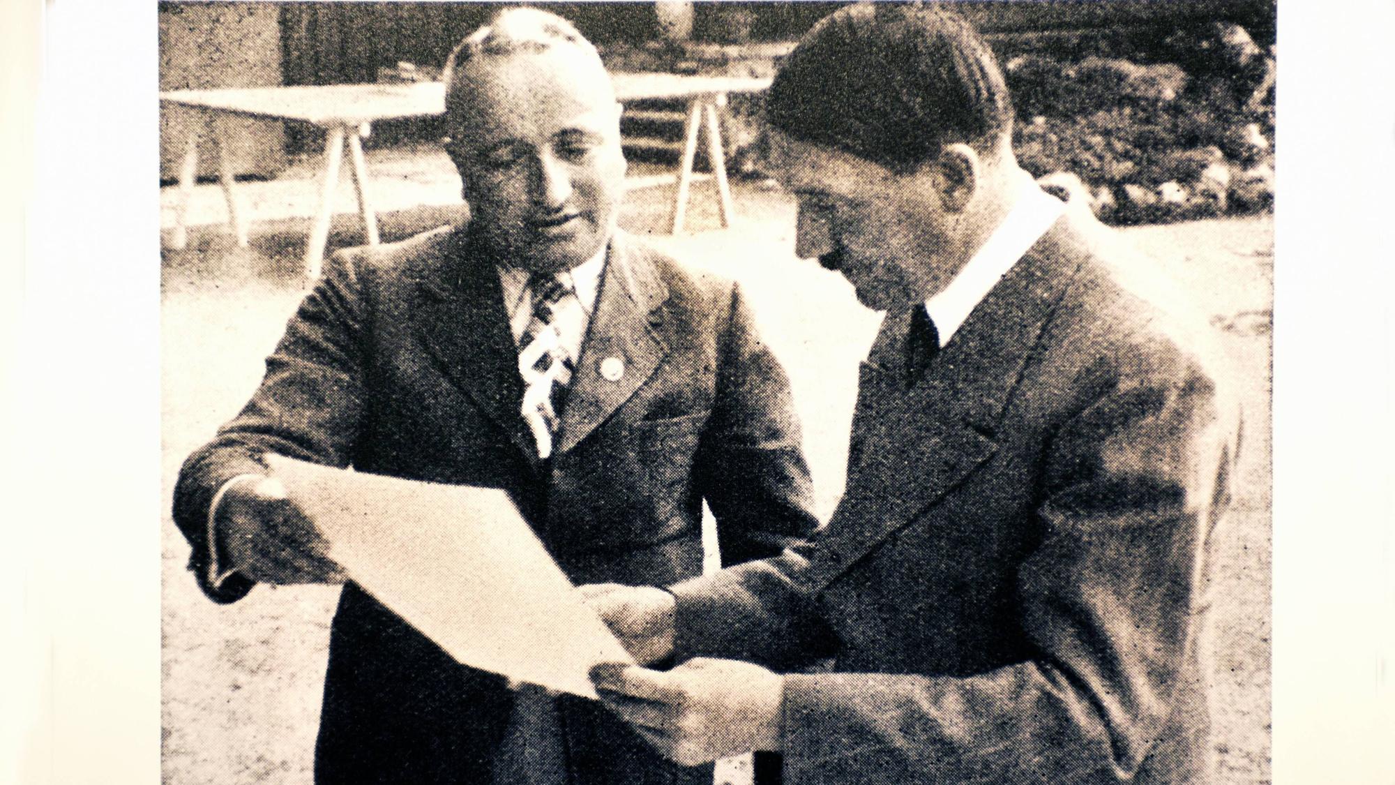 Die NS-Ordensburg Vogelsang diente der NSDAP zwischen 1936 und 1939 als Schulungsstätte für den Führungsnachwuchs: Reichsleiter Robert Ley (li) erklärt Adolf Hitler das Konzept der Kaderschmiede.