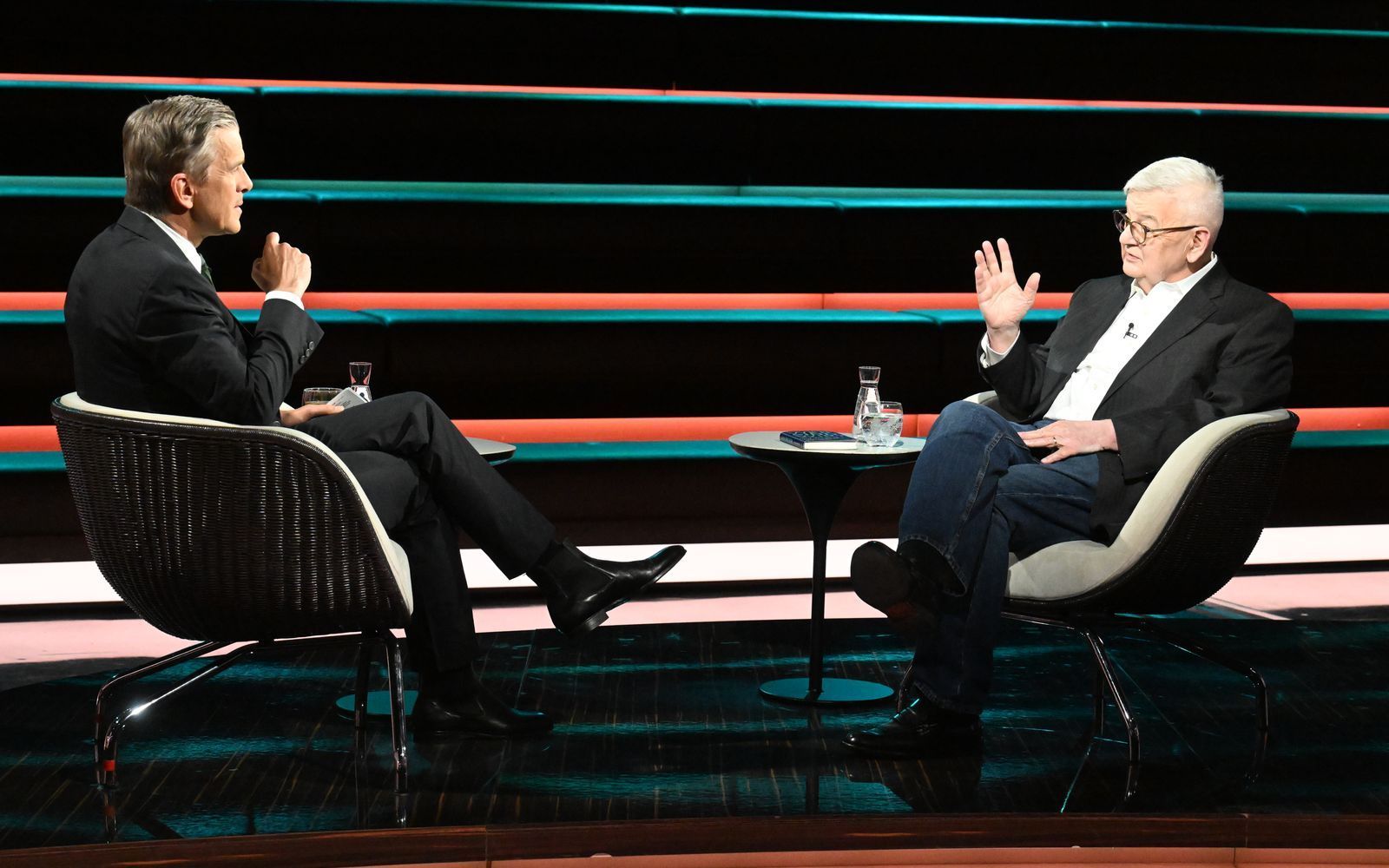 Im Gespräch mit dem ZDF-Moderator Markus Lanz (links) erläuterte Joschka Fischer, dass ihn das aktuelle Verhältnis zwischen Amerika und Deutschland emotional werden lasse. (Bild: ZDF / Cornelia Lehmann)