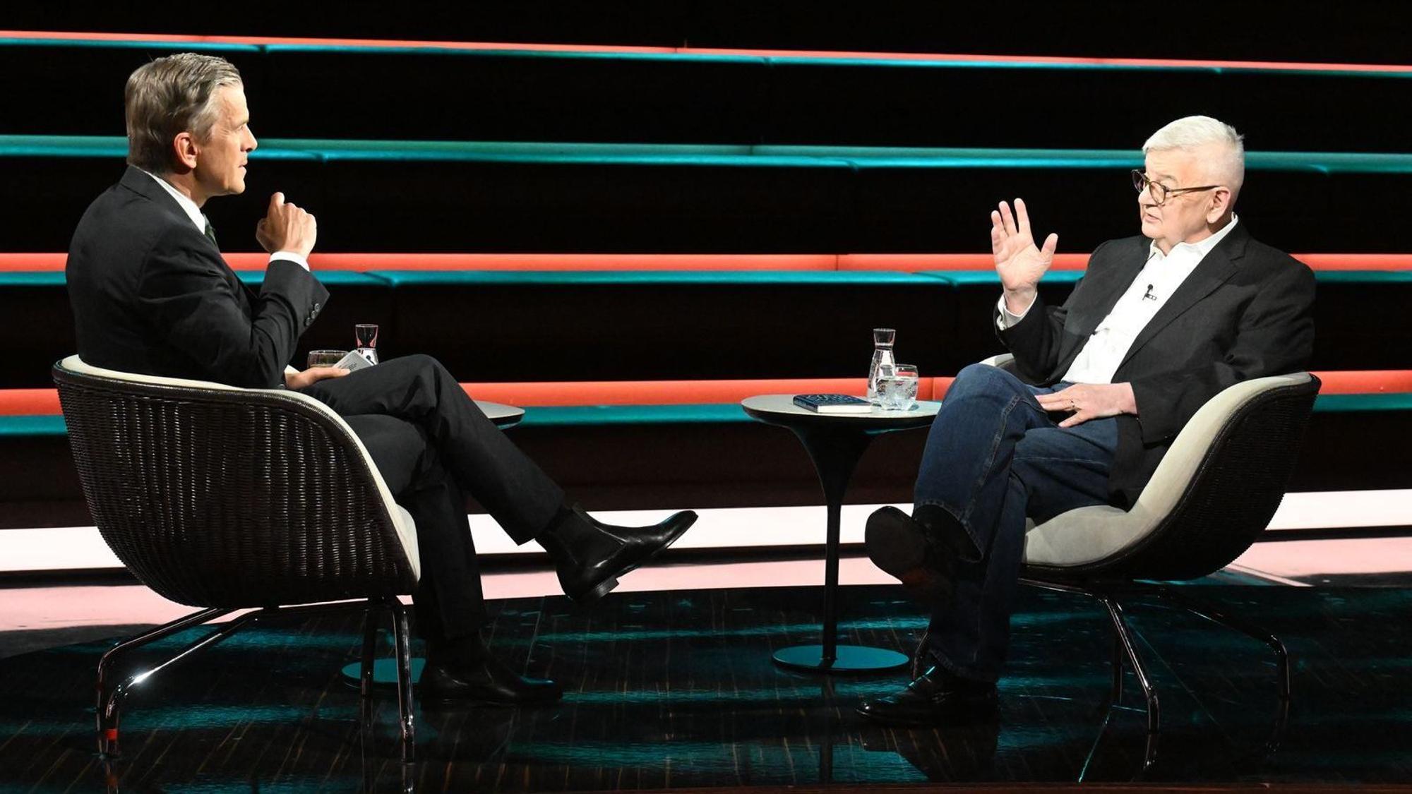Im Gespräch mit dem ZDF-Moderator Markus Lanz (links) erläuterte Joschka Fischer, dass ihn das aktuelle Verhältnis zwischen Amerika und Deutschland emotional werden lasse. (Bild: ZDF / Cornelia Lehmann)