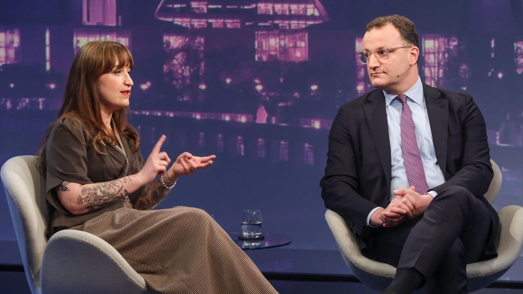 Linken-Fraktionschefin Heidi Reichinnek und Union-Fraktionschef Jens Spahn trafen am Mittwochabend bei „Maischberger“ aufeinander. (Bild: WDR / Oliver Ziebe)