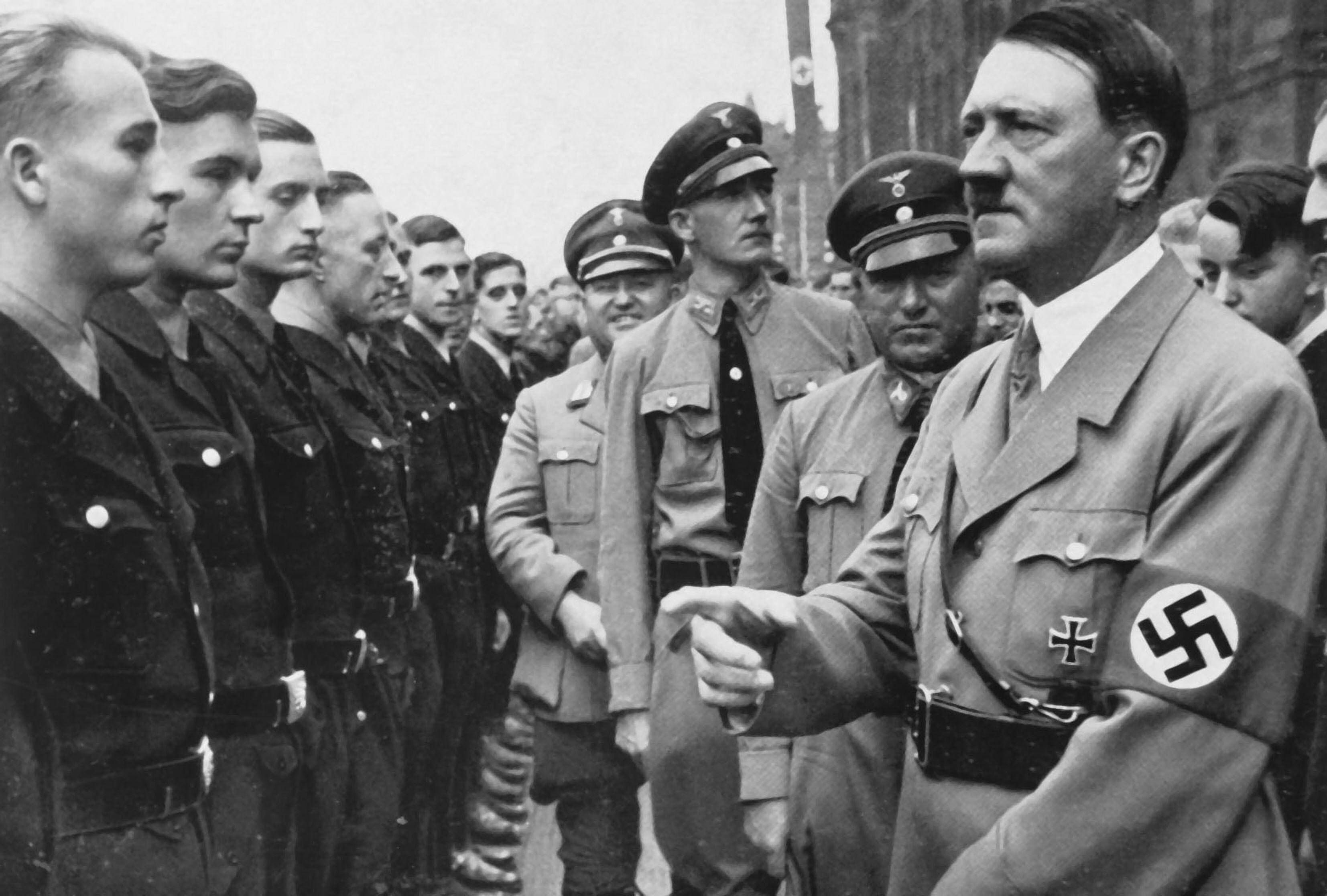 Siebter NSDAP-Parteitag in Nürnberg im Jahr 1935: Adolf Hitler und direkt links daneben der Kölner Nazi Robert Ley, Leiter der Deutschen Arbeitsfront.