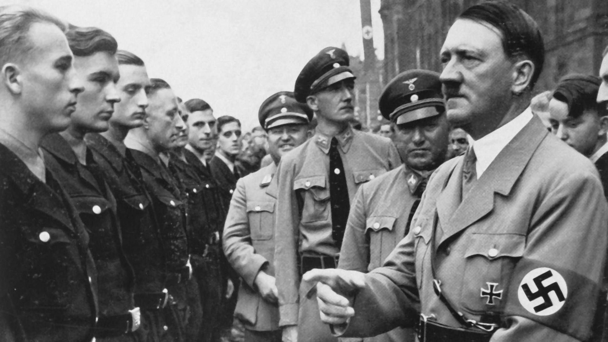 Siebter NSDAP-Parteitag in Nürnberg im Jahr 1935: Adolf Hitler und direkt links daneben der Kölner Nazi Robert Ley, Leiter der Deutschen Arbeitsfront.