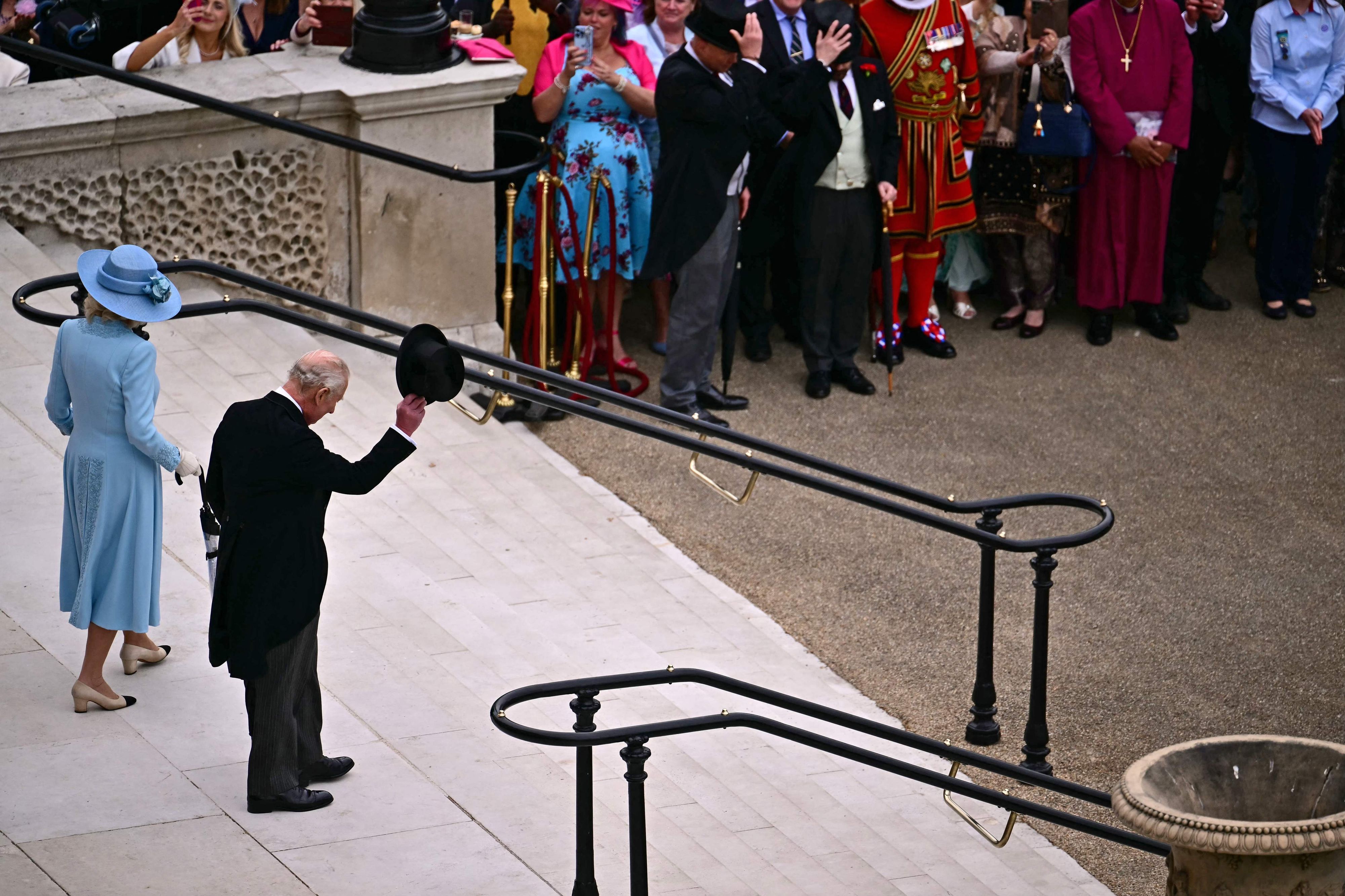 Königin Camilla und König Charles begrüßen die Gäste.