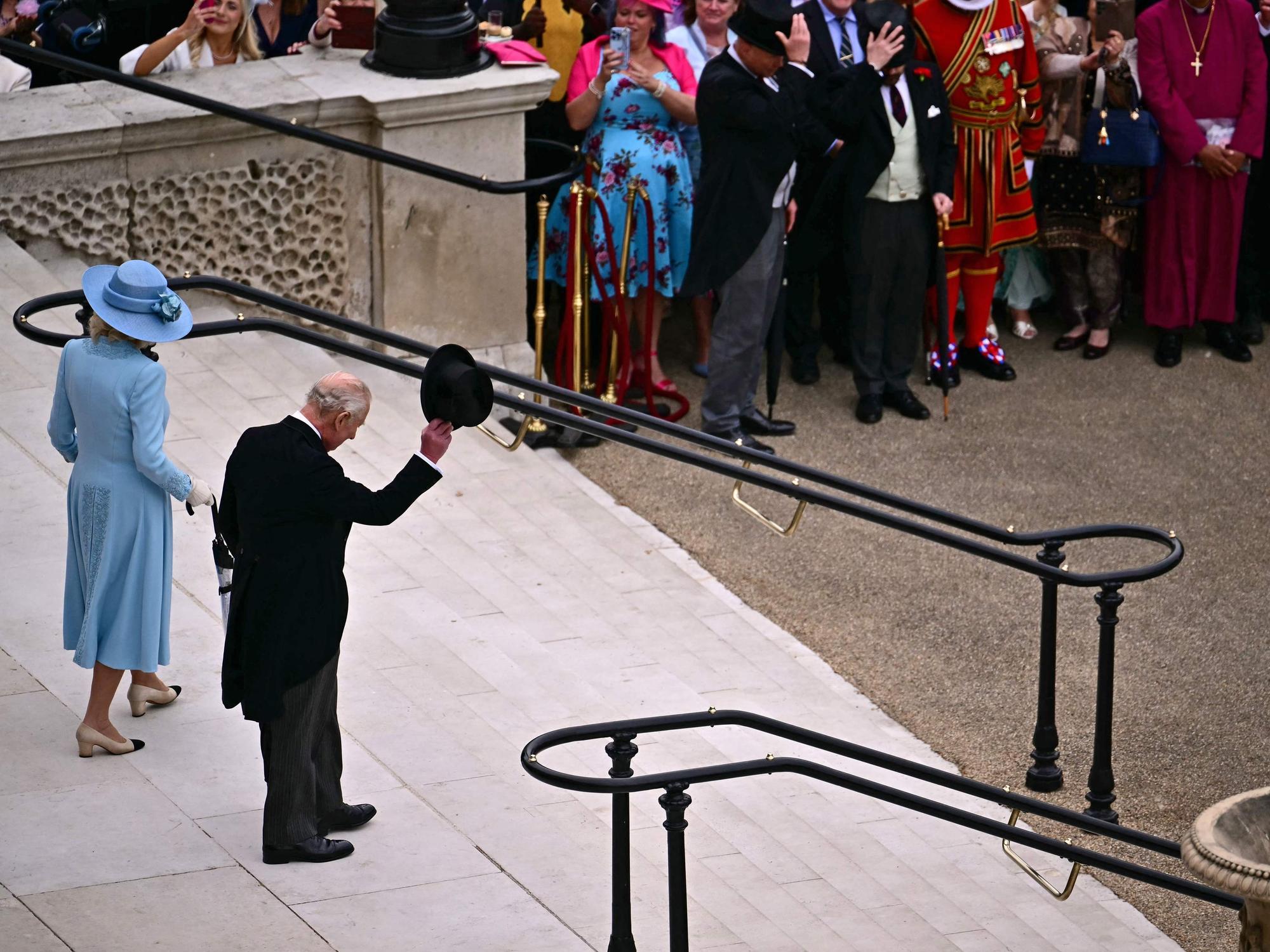 Königin Camilla und König Charles begrüßen die Gäste.