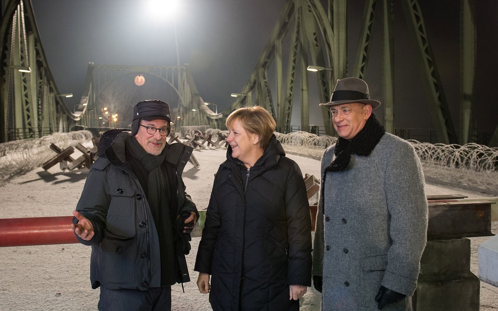 Ende 2014 drehte Starregisseur Steven Spielberg (links) mit Hollywoodstar Tom Hanks an und auf der Glienicker Brücke Szenen für den Historienfilm „Bridge of Spies“. Einen Besuch am Set ließ sich die damalige Kanzlerin Angela Merkel nicht entgehen. (Bild: Guido Bergmann/Bundesregierung via Getty Images)