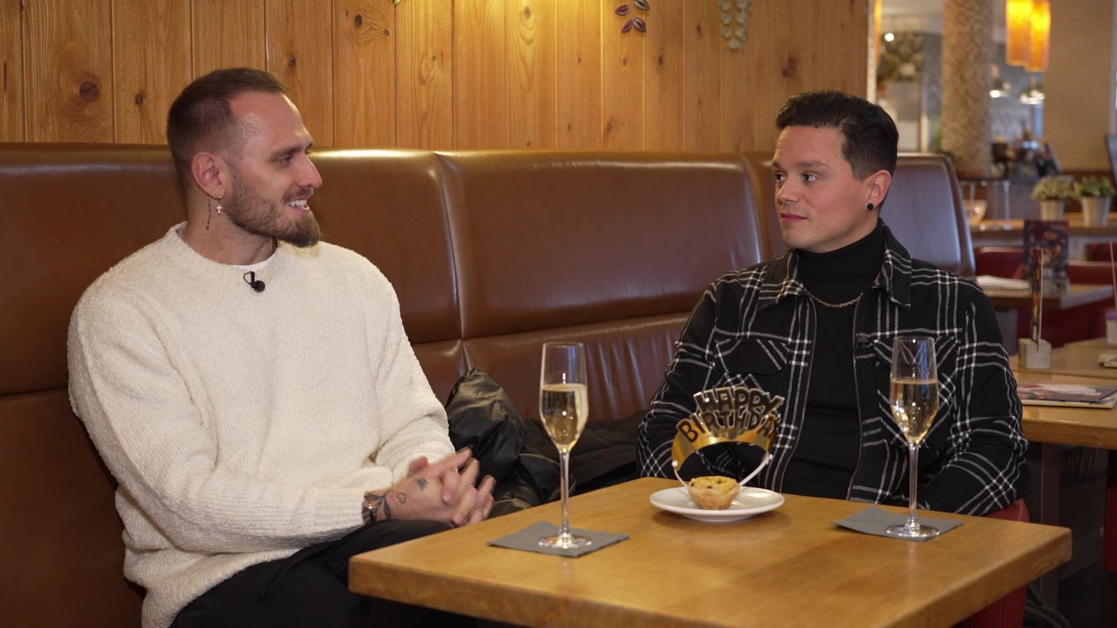 Geburtstagskind Timo wird heute von seinen neuen „Dinner“-Freunden groß gefeiert.
 (Bild: RTL)