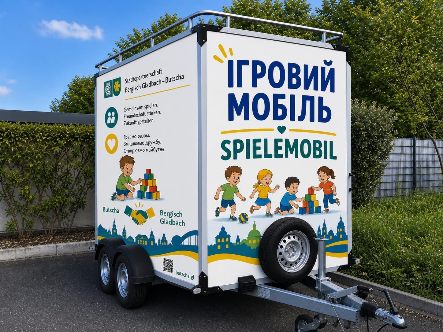 Auf einem Anhänger sind Illustrationen von spielenden Kindern zu sehen.