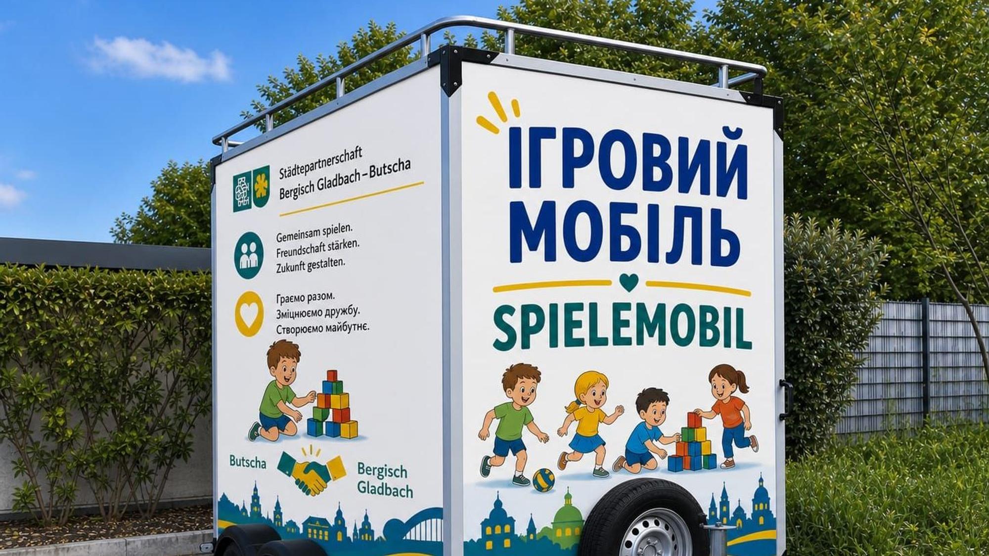 Auf einem Anhänger sind Illustrationen von spielenden Kindern zu sehen.