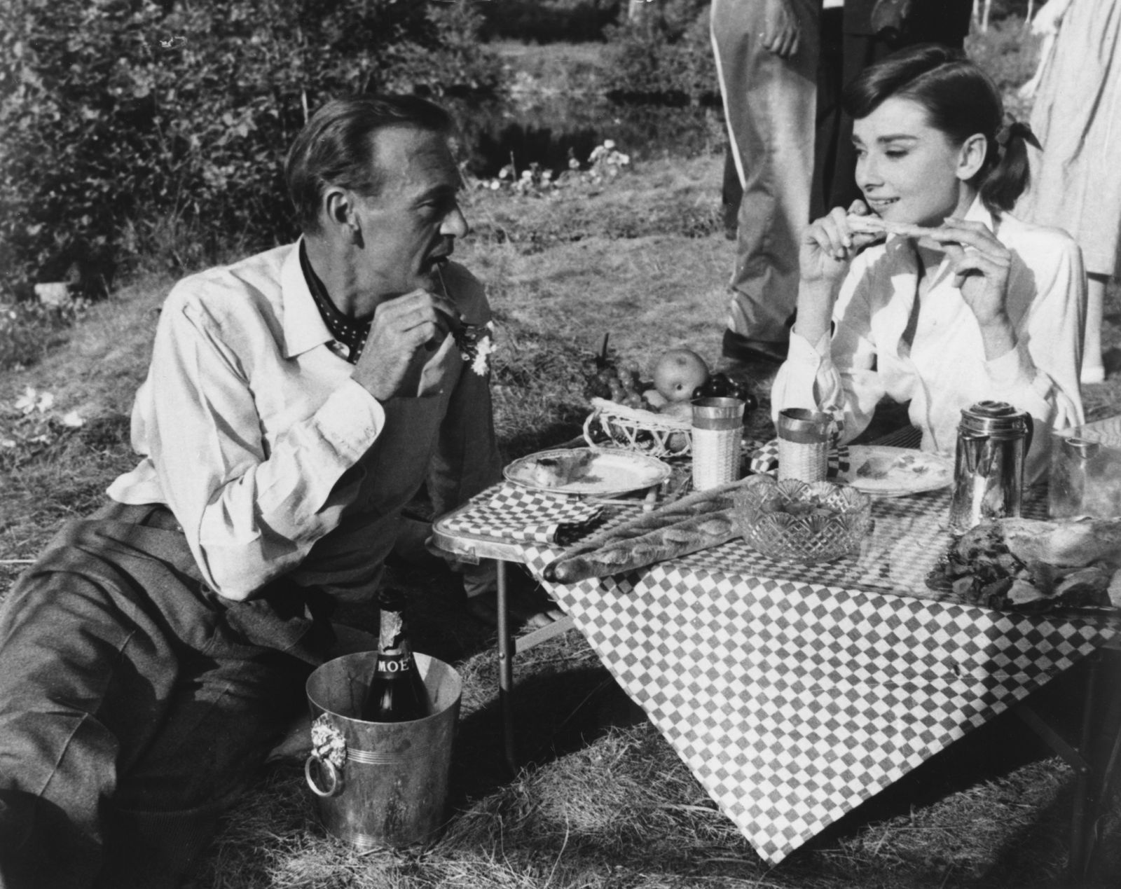 Gemeinsames Picknick: Gary Cooper und Audrey Hepburn genießen am Set von „Lockende Versuchung“ (1956) ihre Drehpause. (Bild: Keystone/Hulton Archive/Getty Images)