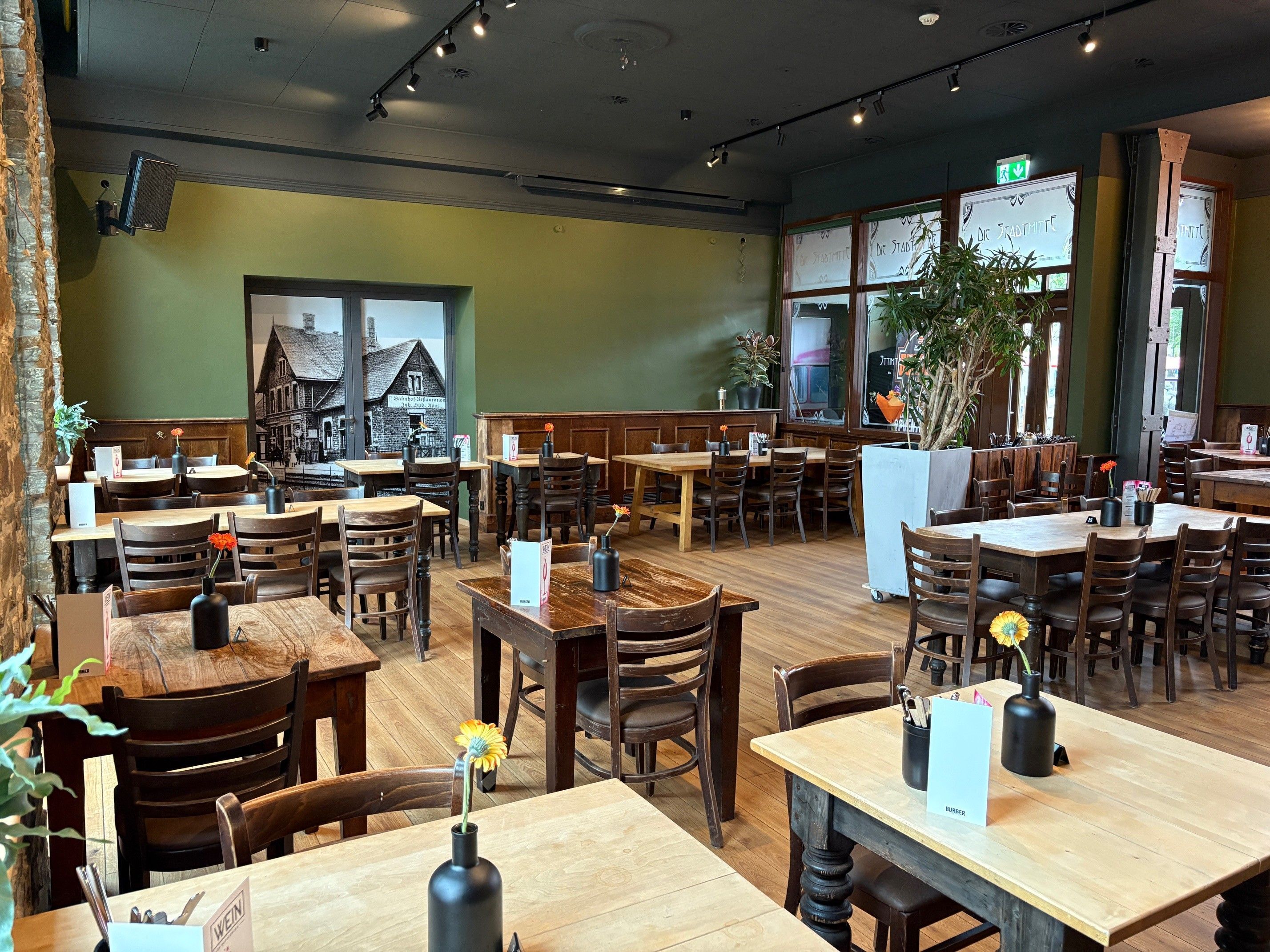 Man sieht einen leeren, dekorierten Restaurantraum.