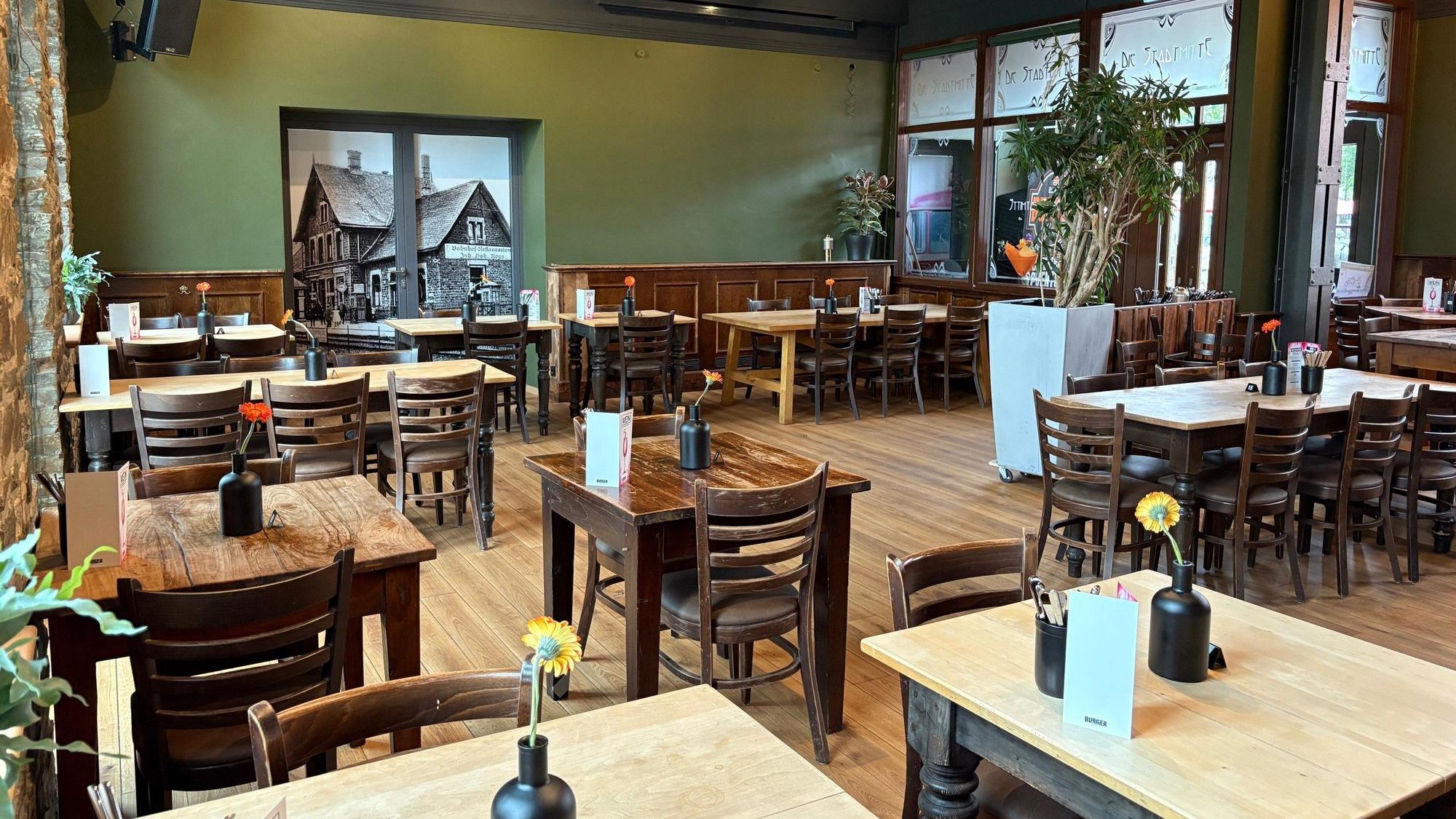 Man sieht einen leeren, dekorierten Restaurantraum.
