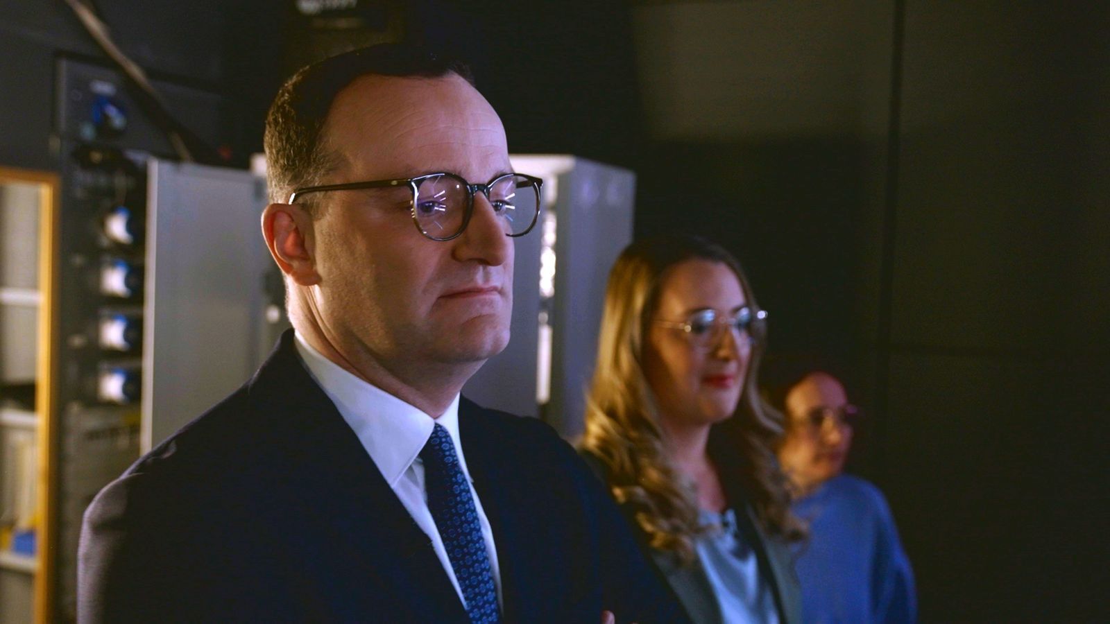 Jens Spahn ließ sich für die Doku „Im Maschinenraum der Macht“ mit der Kamera begleiten. (Bild: ZDF / Lars Seefeldt)