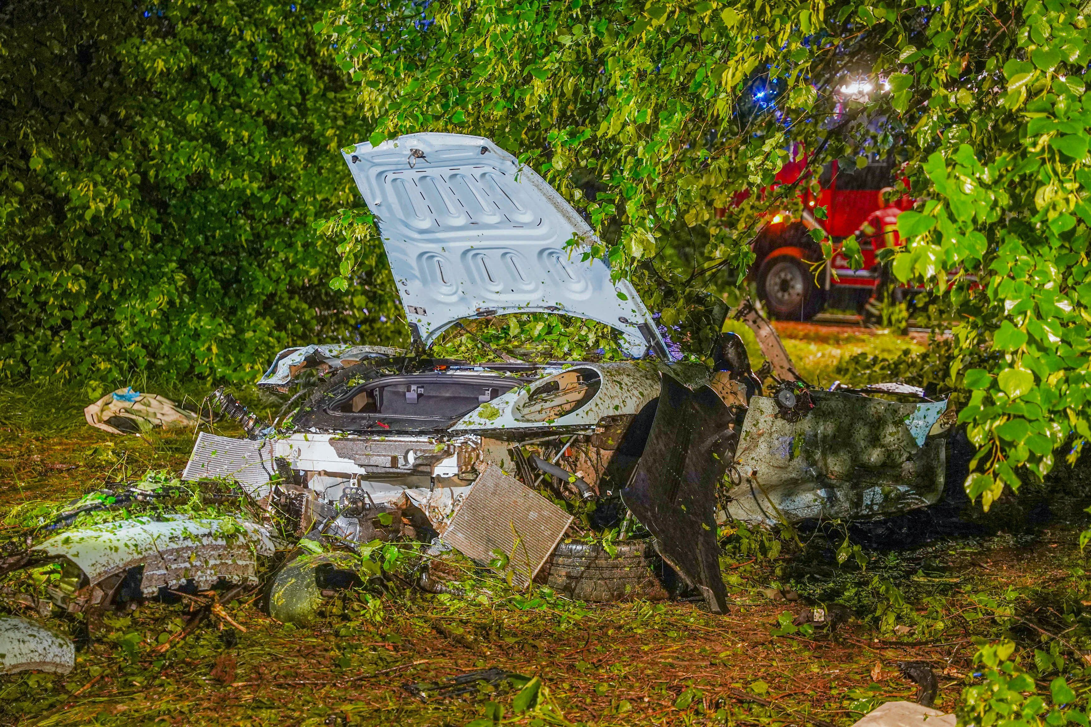 Schallstadt: Reste eines Porsche liegen an einer Unfallstelle. Zwei Menschen starben hier am Mittwochabend (6. Mai).