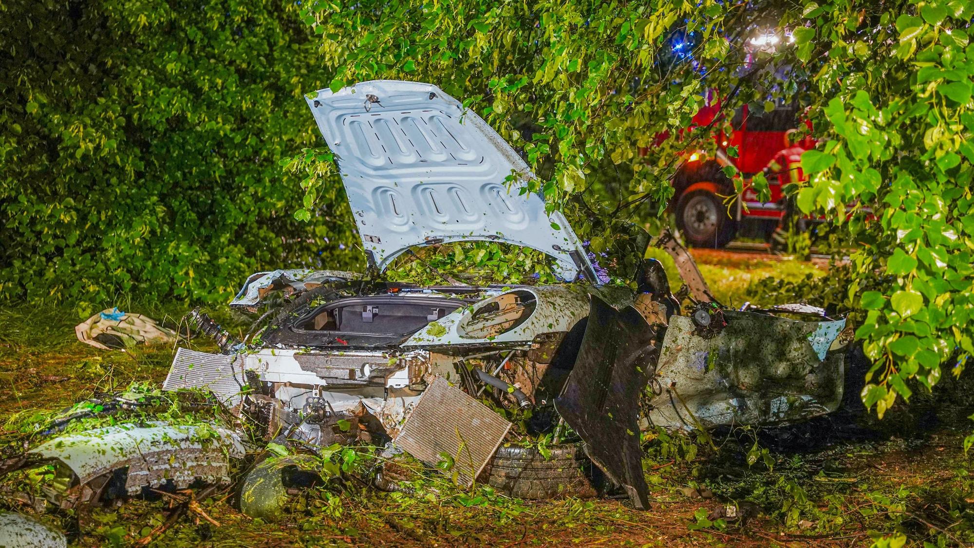Schallstadt: Reste eines Porsche liegen an einer Unfallstelle. Zwei Menschen starben hier am Mittwochabend (6. Mai).