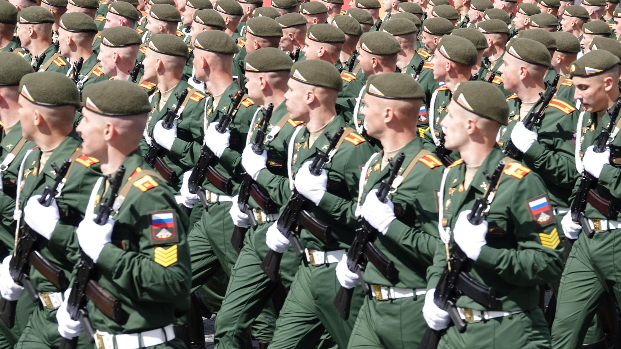 Soldaten exerzieren im vergangenen Jahr bei der Militärparade auf dem Roten Platz. Russland feiert den 81. Jahrestag des Sieges der Sowjetunion über Nazi-Deutschland dieses Jahr mit einer zusammengeschrumpften Parade. (Archivbild)
