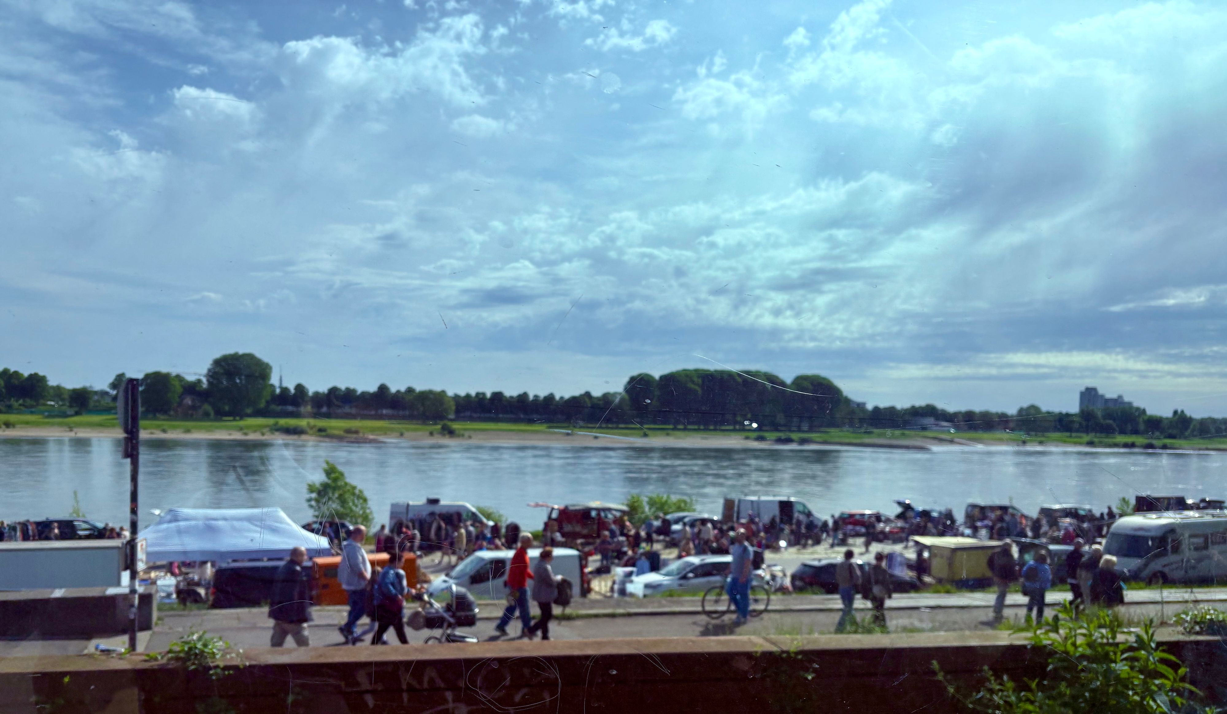 Am Ufer nahe der Südbrücke finden oft Veranstaltungen statt.