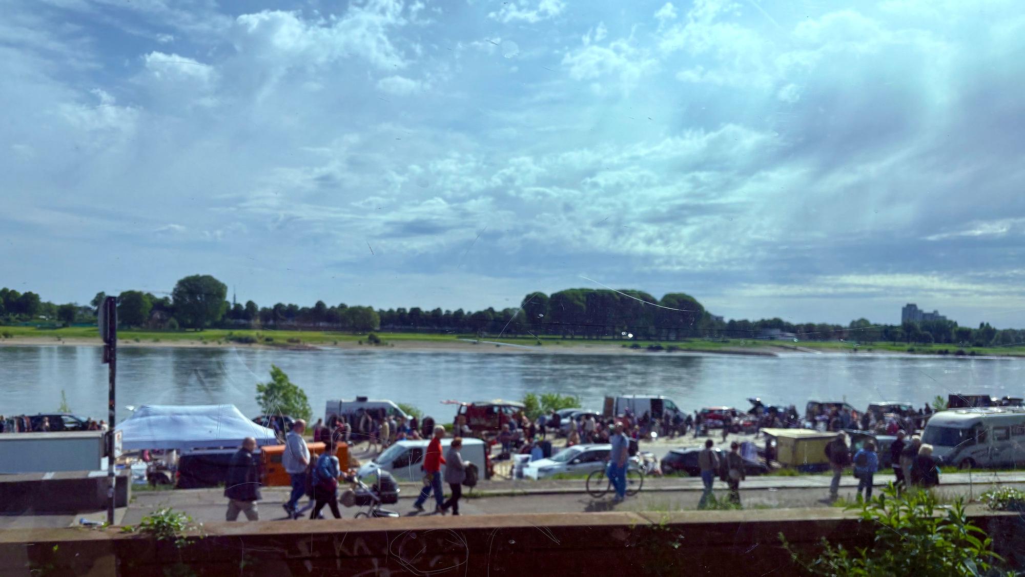 Am Ufer nahe der Südbrücke finden oft Veranstaltungen statt.