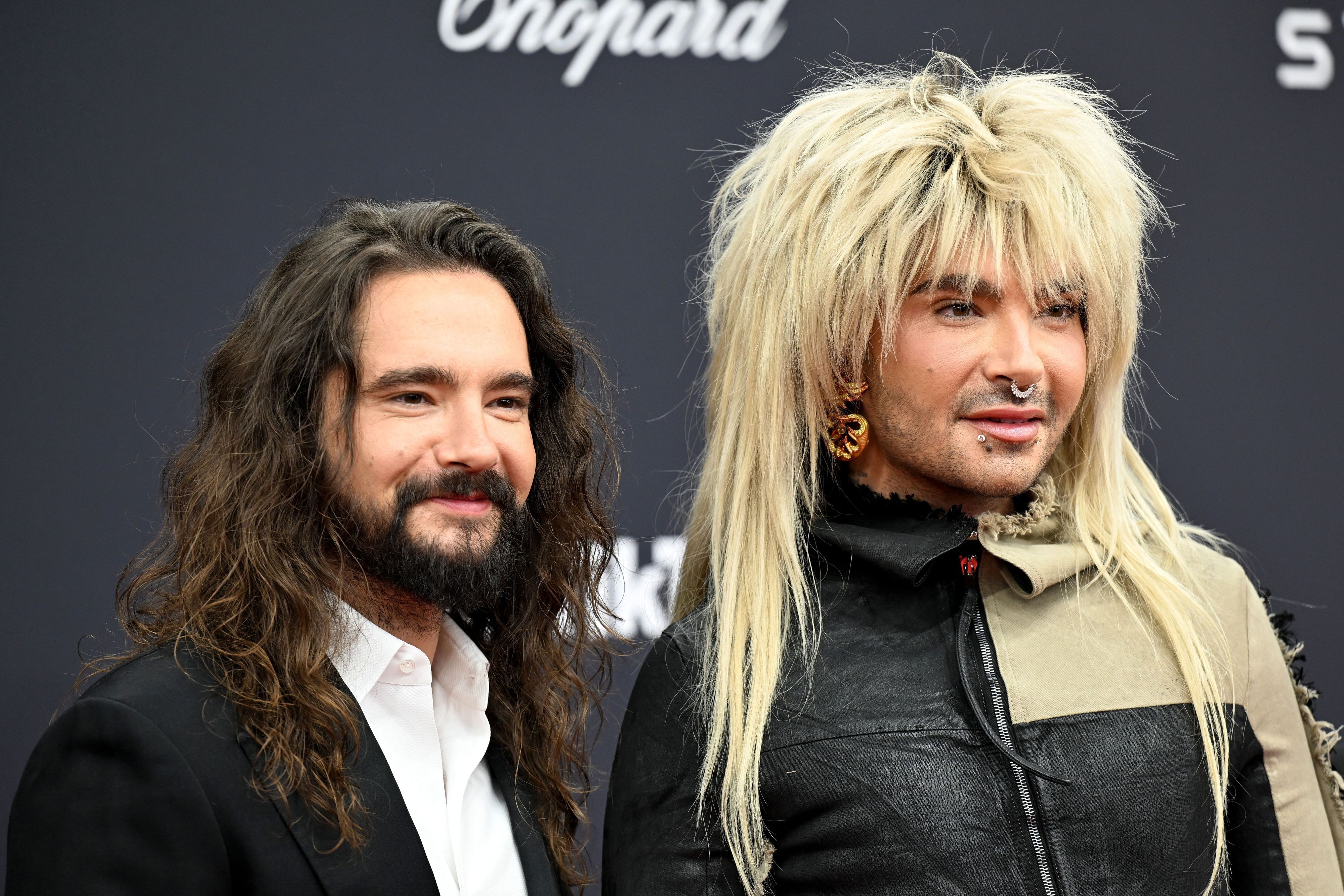 Tom Kaulitz (l.) und sein Zwillingsbruder Bill Kaulitz bei der 77. Bambi-Verleihung in den Bavaria Filmstudios auf dem roten Teppich. (Archivbild)