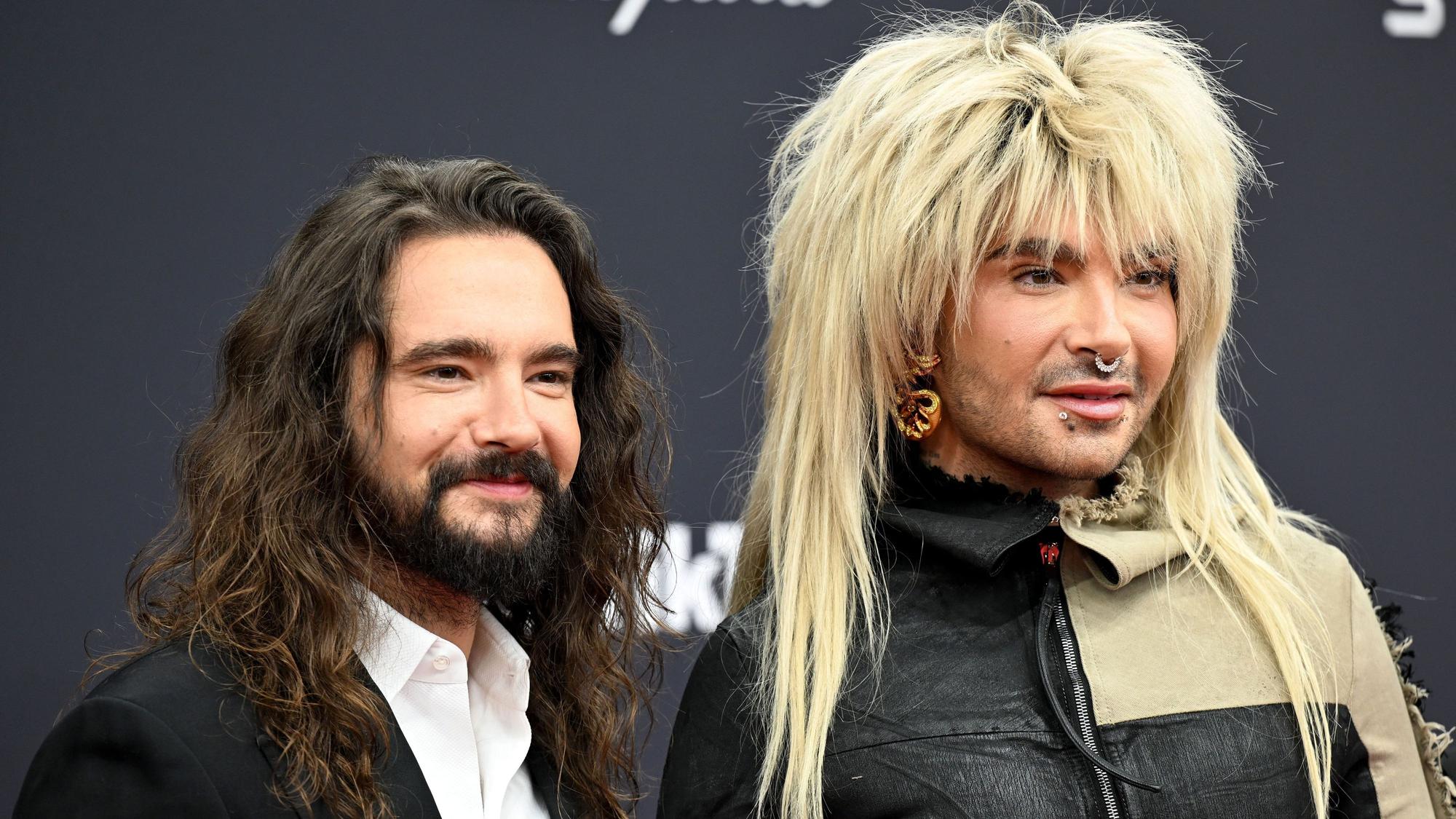 Tom Kaulitz (l.) und sein Zwillingsbruder Bill Kaulitz bei der 77. Bambi-Verleihung in den Bavaria Filmstudios auf dem roten Teppich. (Archivbild)