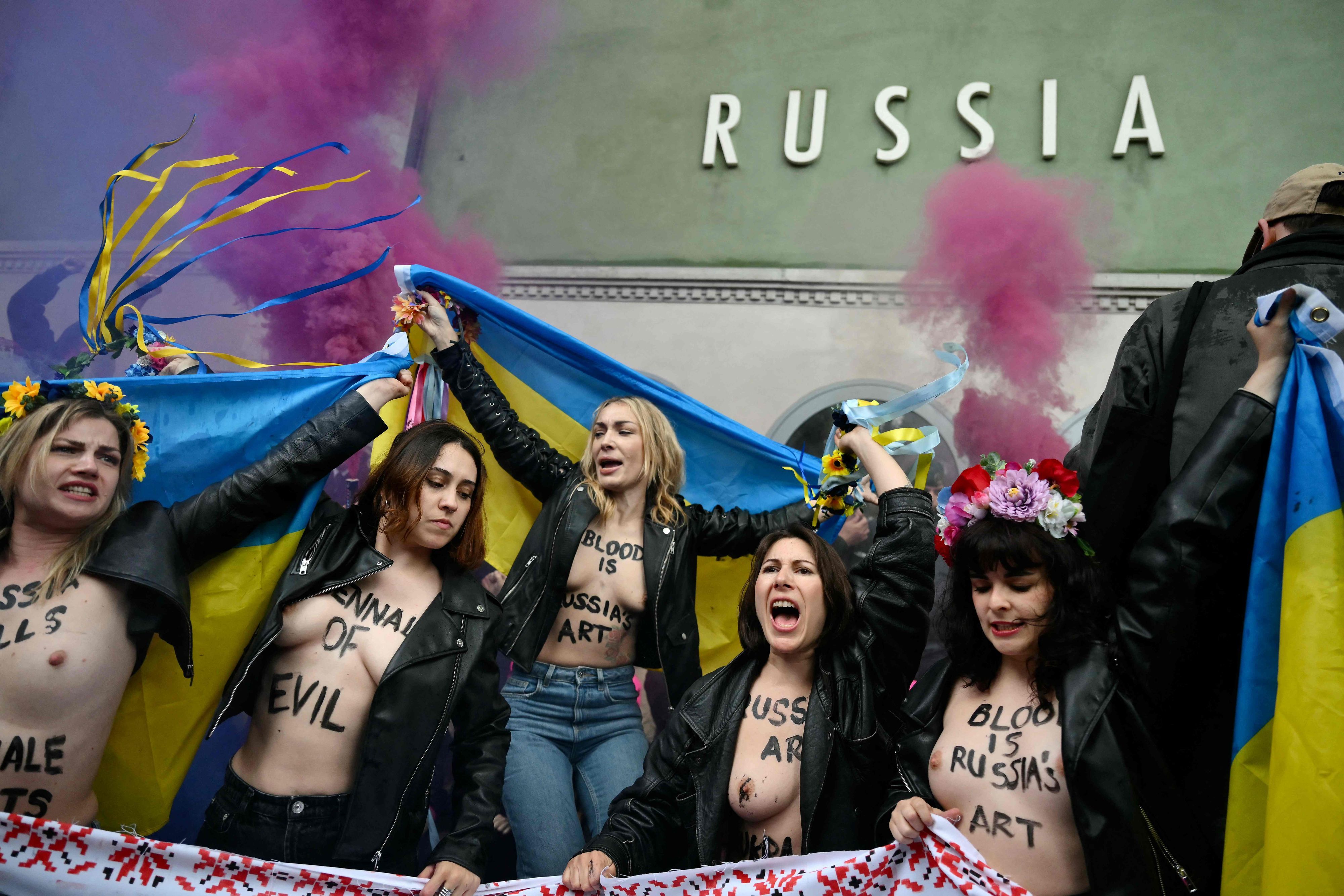 Die ukrainische Femen-Aktivistin Inna Schewtschenko (M.) und Mitstreiterinnen am Mittwoch (6. Mai) in Venedig bei der Biennale.