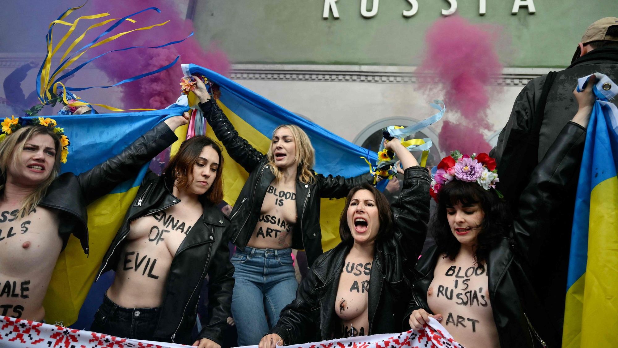 Die ukrainische Femen-Aktivistin Inna Schewtschenko (M.) und Mitstreiterinnen am Mittwoch (6. Mai) in Venedig bei der Biennale.