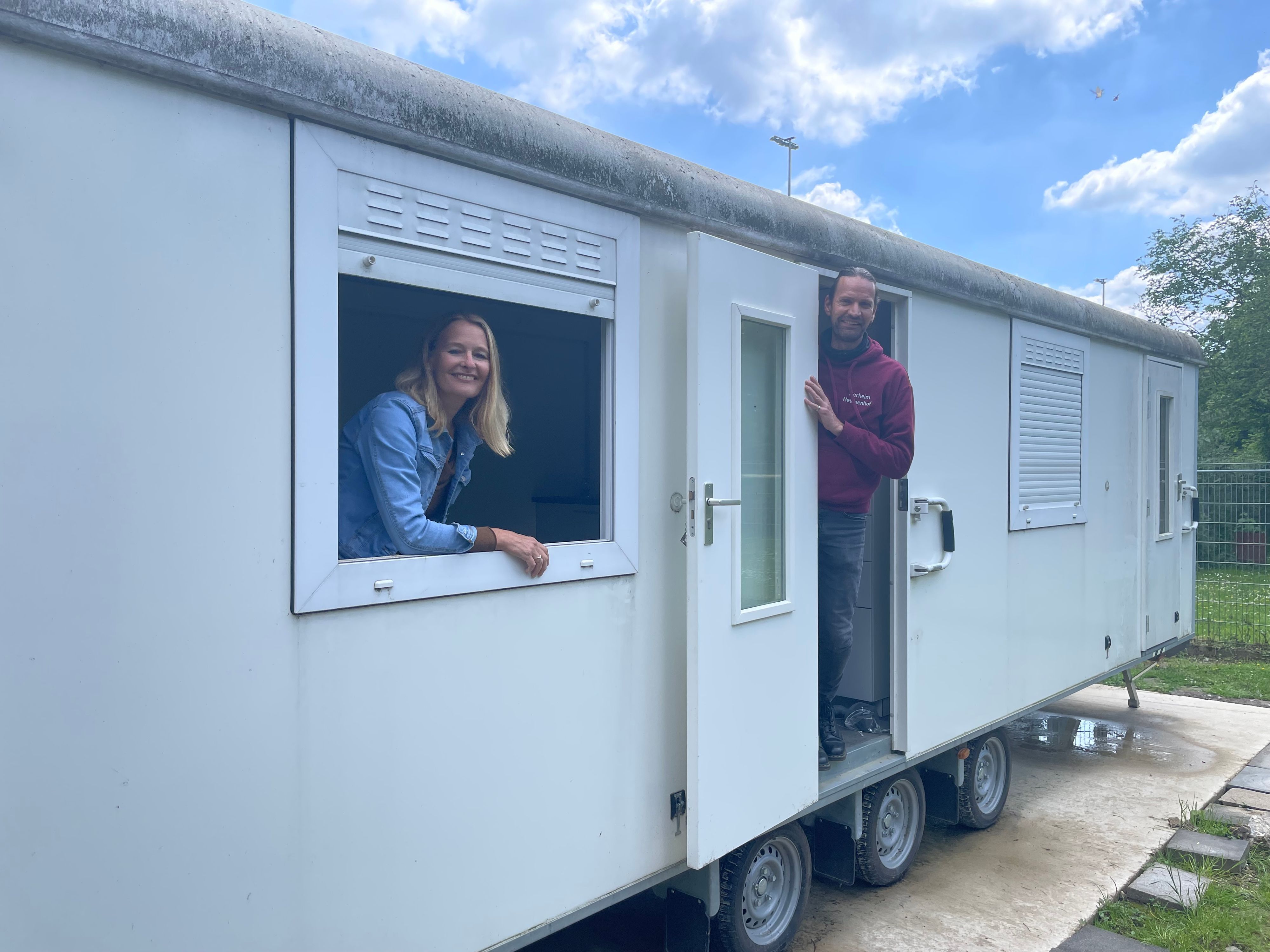 Das Foto zeigt die beiden Vorsitzenden des Vereins an dem Container.