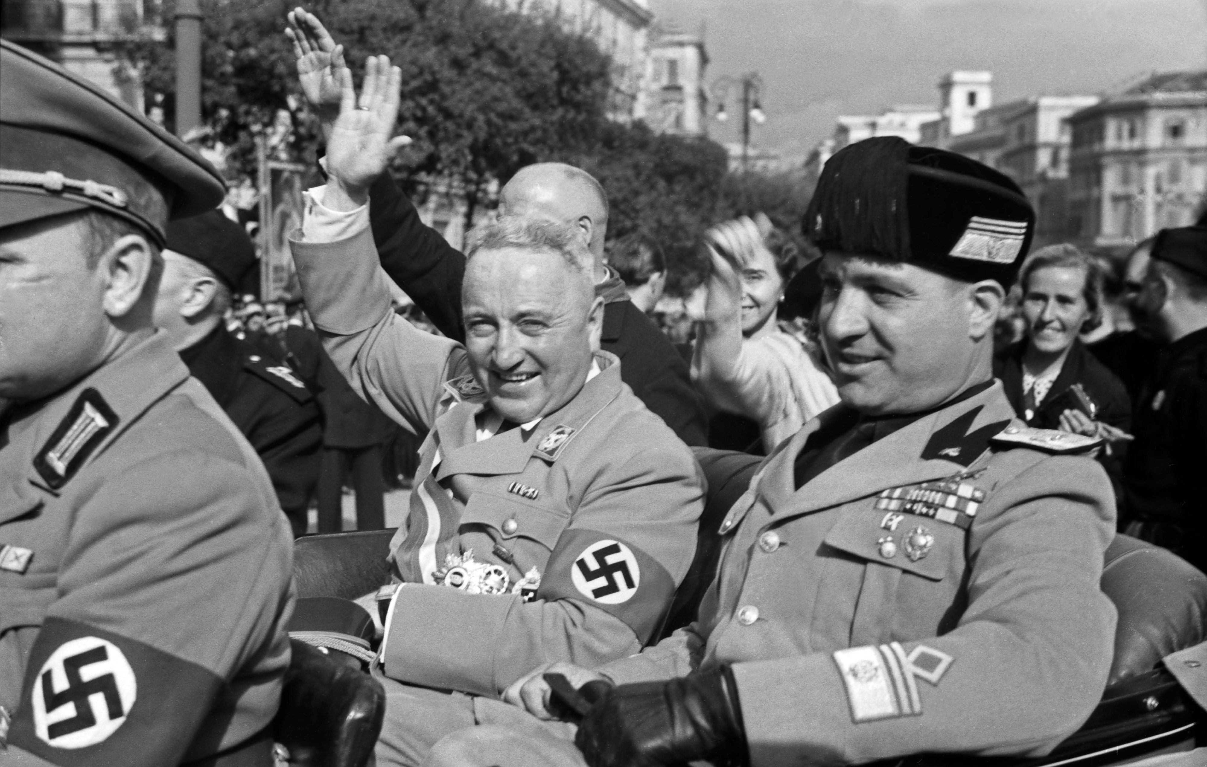 Der Reichsleiter der NSDAP und Leiter der Deutschen Arbeitsfront, Robert Ley (links), bei einem Besuch in Italien.