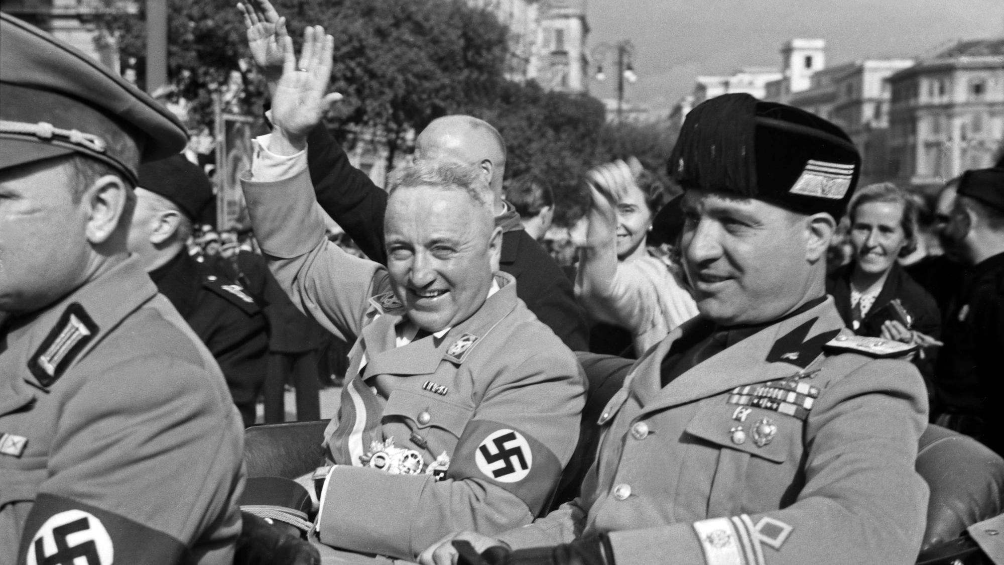 Der Reichsleiter der NSDAP und Leiter der Deutschen Arbeitsfront, Robert Ley (links), bei einem Besuch in Italien.
