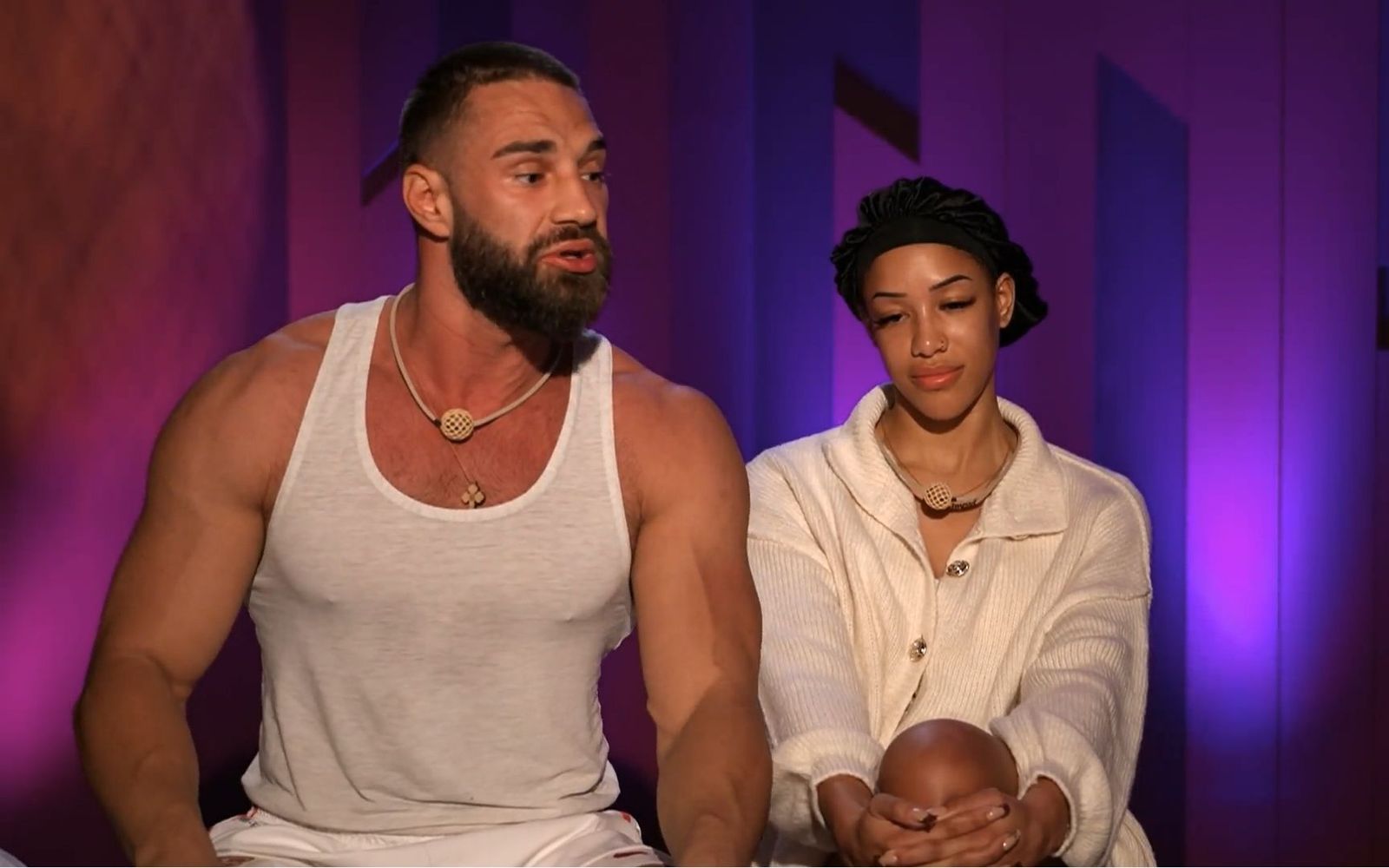 „Sei mal dankbar, dass ich dein Schöpfer bin!“, verlangt Aleks von Vanessa.  (Bild: RTL)