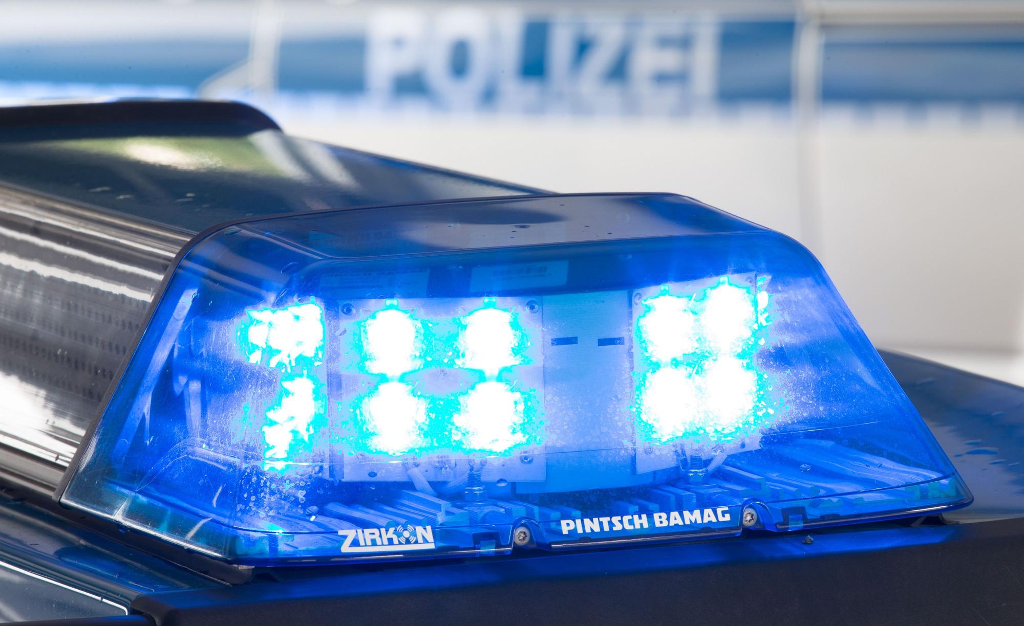 Ein Blaulicht leuchtet auf dem Dach eines Polizeiwagens.