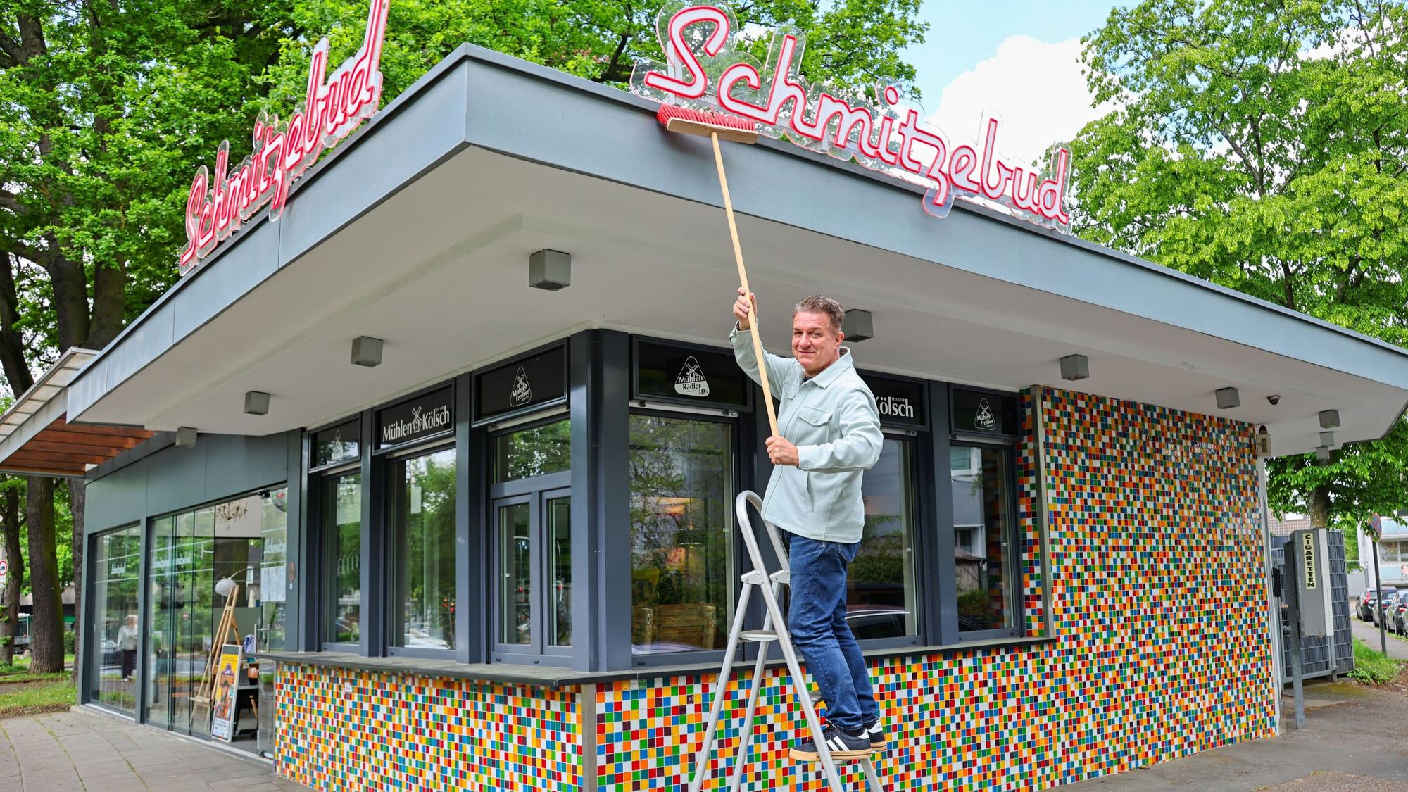 Linus vor seinem neuen Lokal, der Schmitzebud.