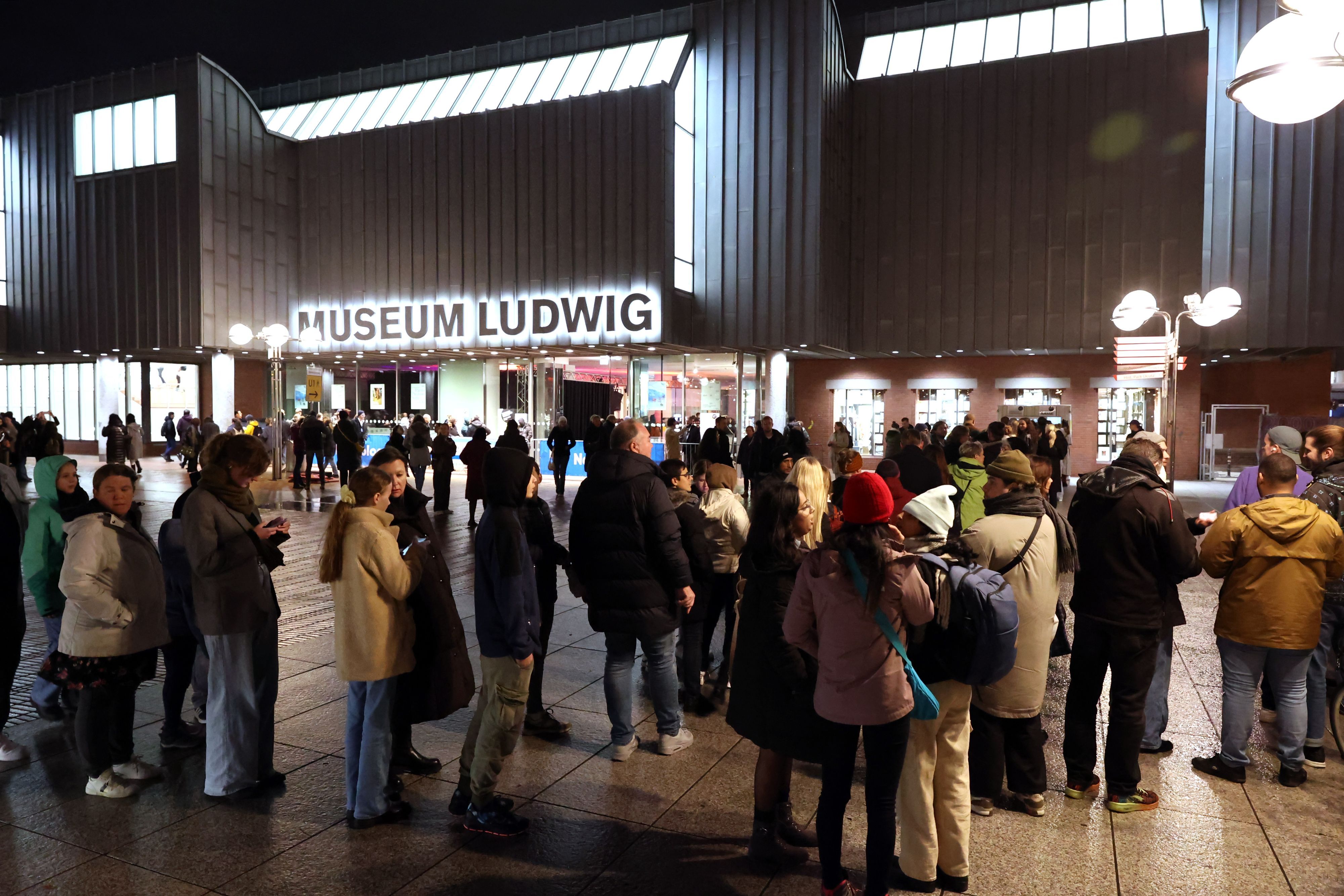 Besucher der Kölner Museumsnacht 2024 warten vor dem Museum Ludwig (Archivbild)