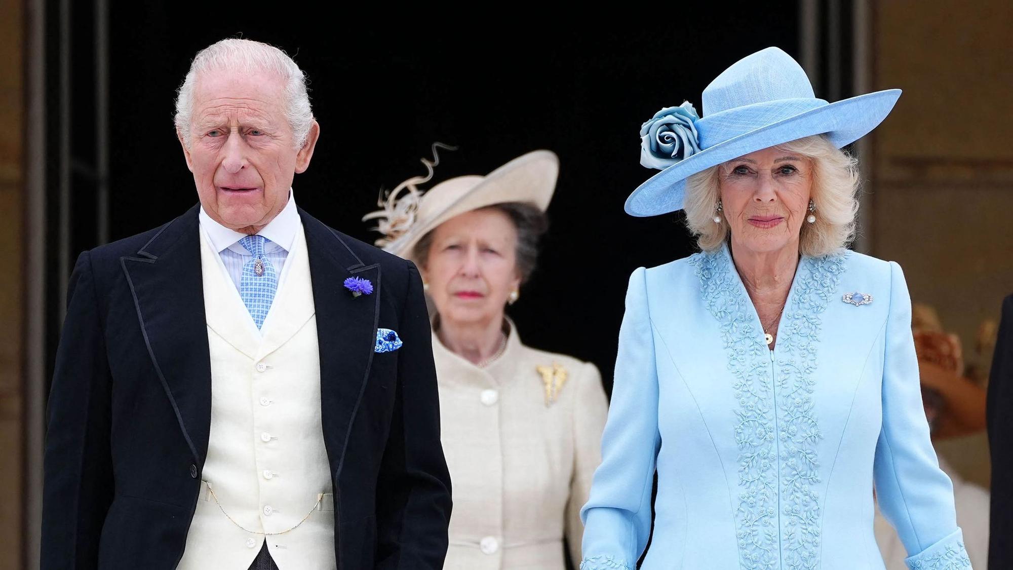 König Charles III. und Königin Camilla empfangen am 6. Mai 2026 gemeinsam mit Prinzessin Anne (M) rund 8.000 Gäste zur ersten Gartenparty der Saison im Buckingham Palace.